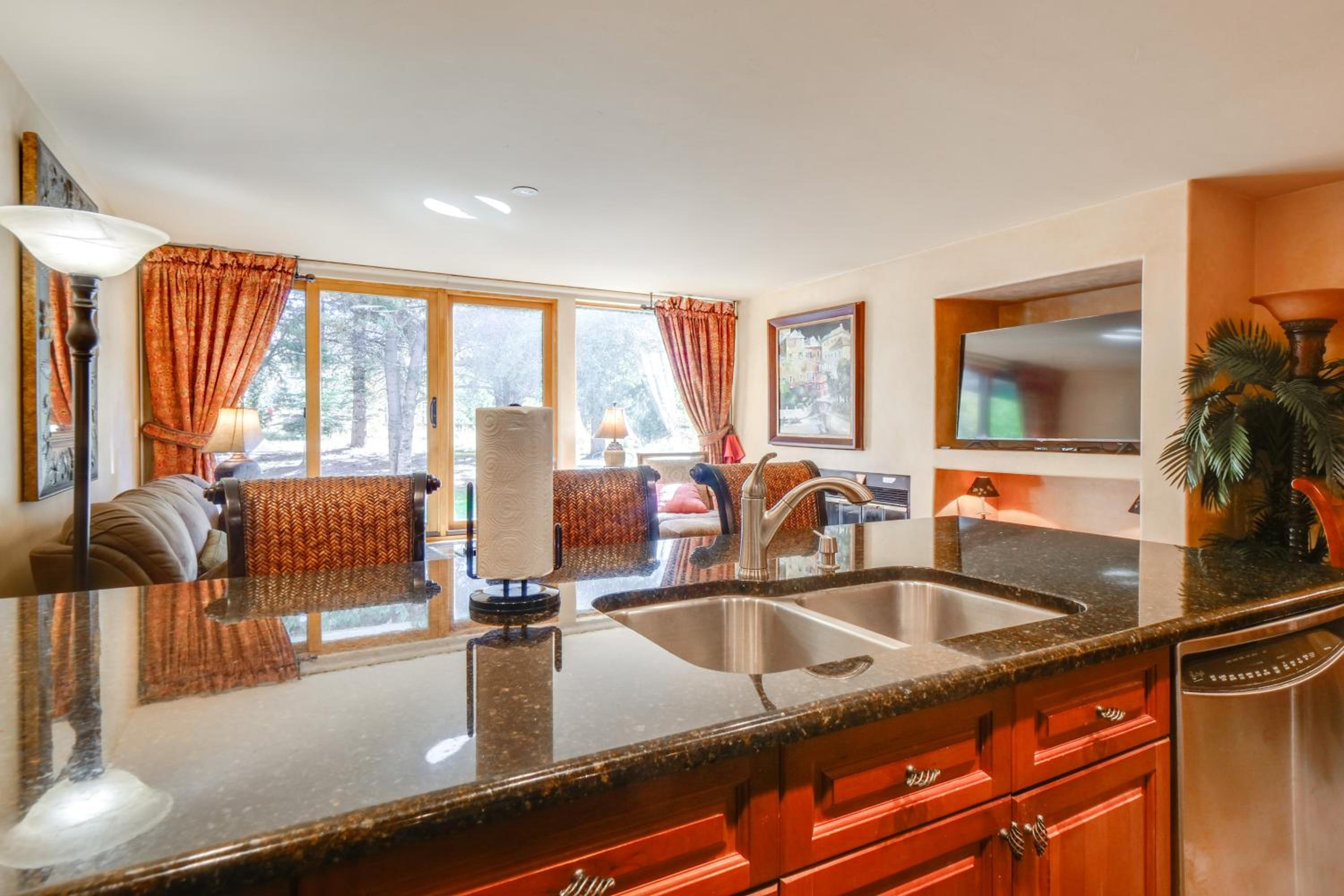 1 Mi to Vail Ski Resort Condo with Resort Perks!