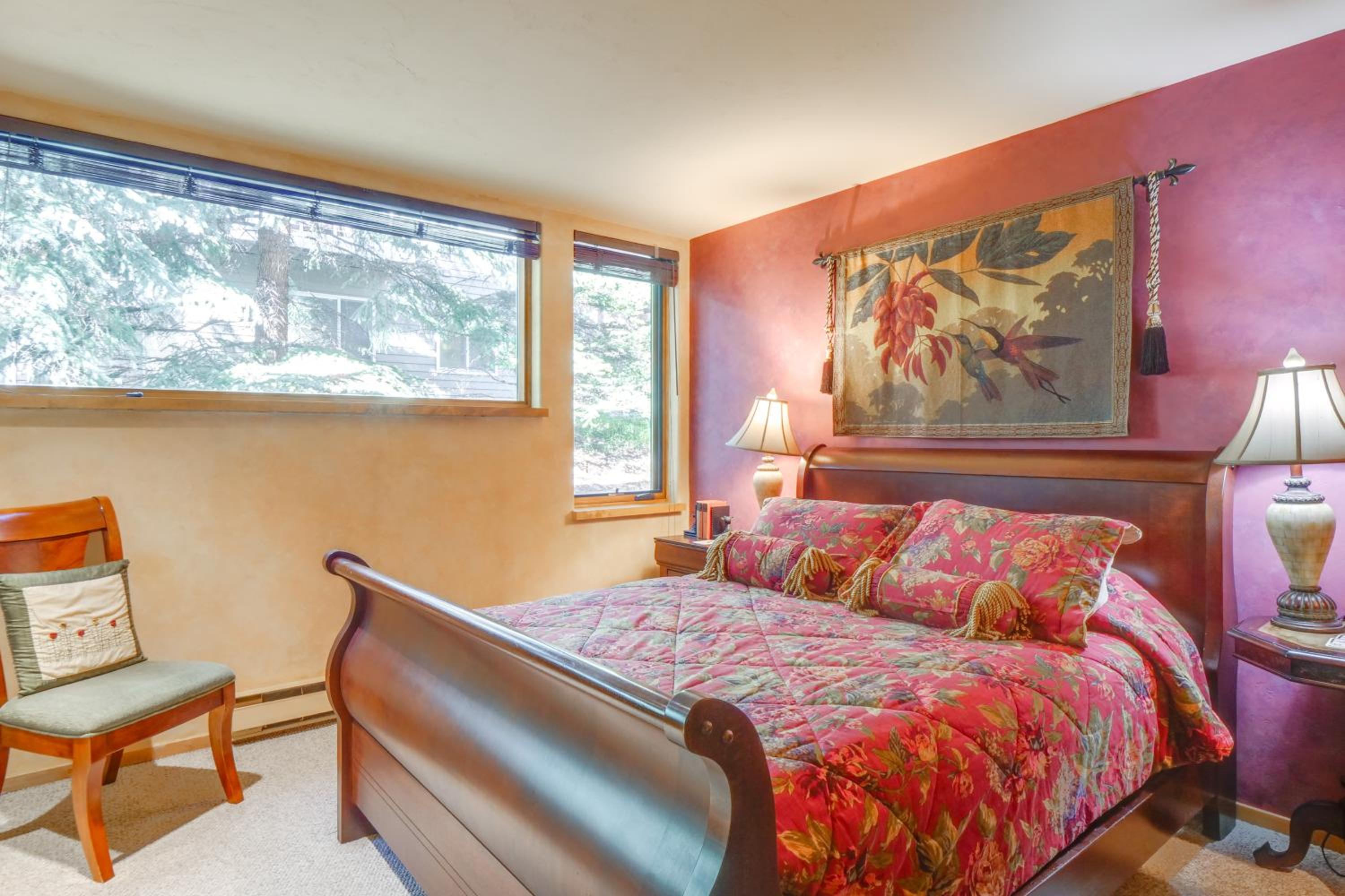 1 Mi to Vail Ski Resort Condo with Resort Perks!