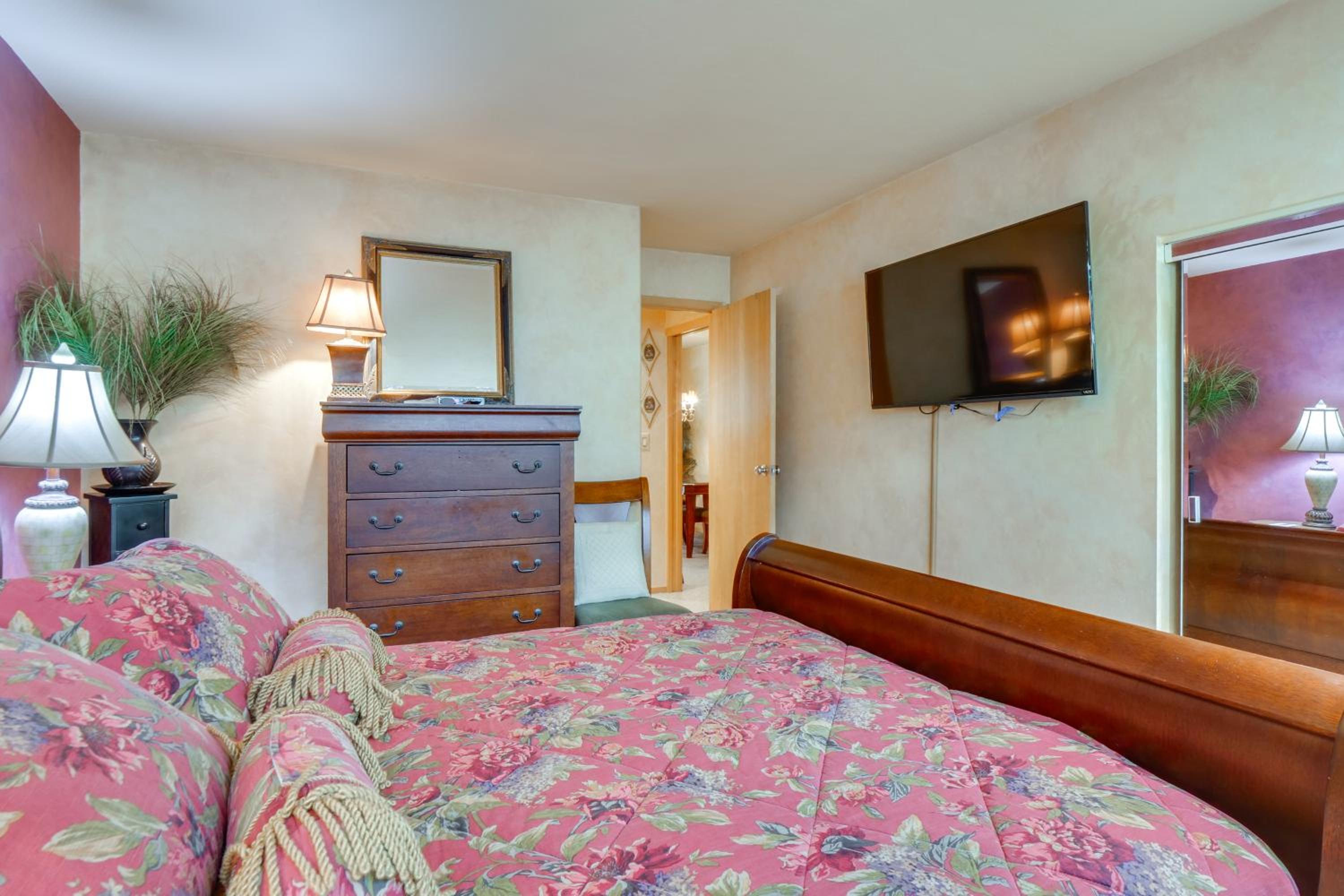 1 Mi to Vail Ski Resort Condo with Resort Perks!