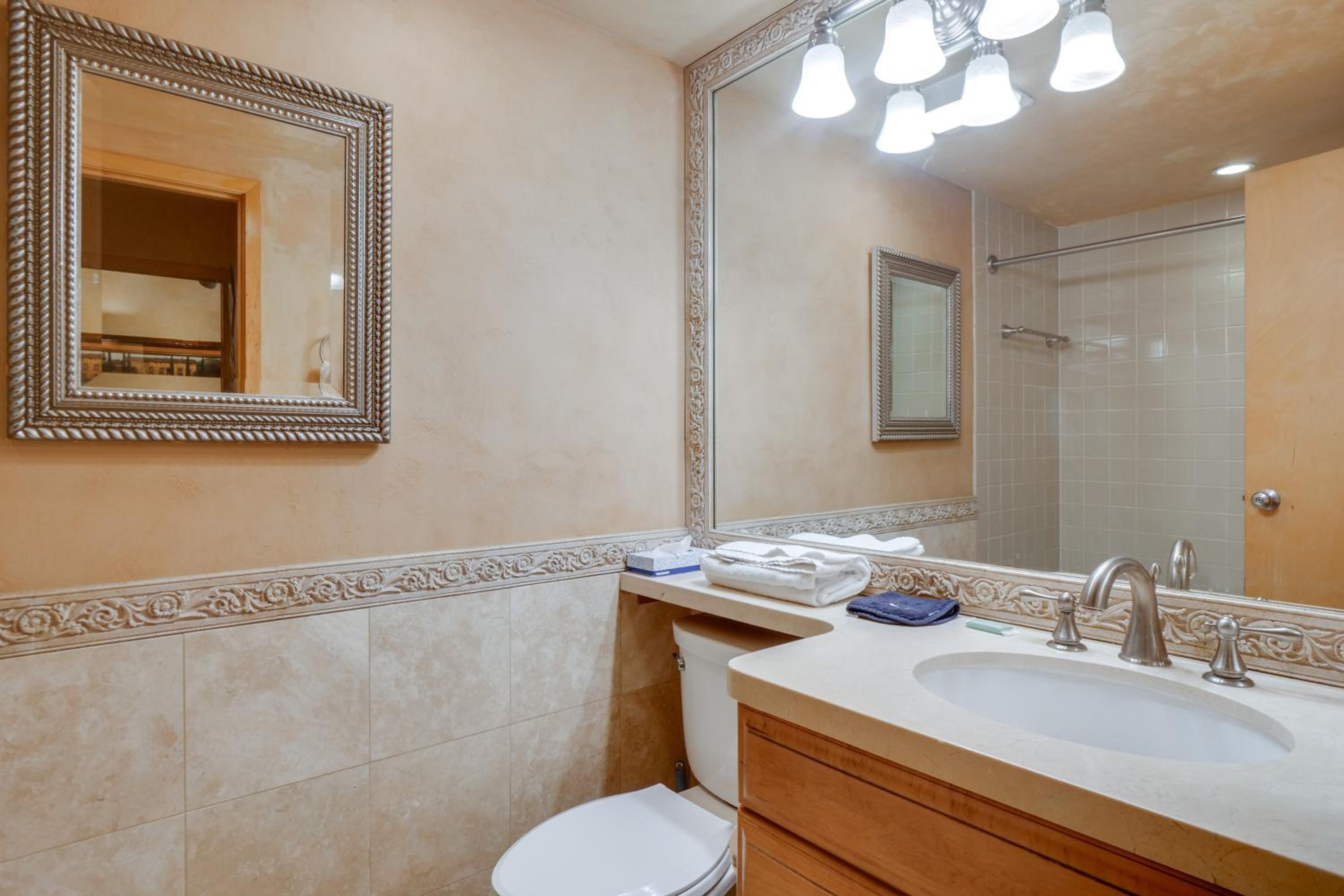 1 Mi to Vail Ski Resort Condo with Resort Perks!