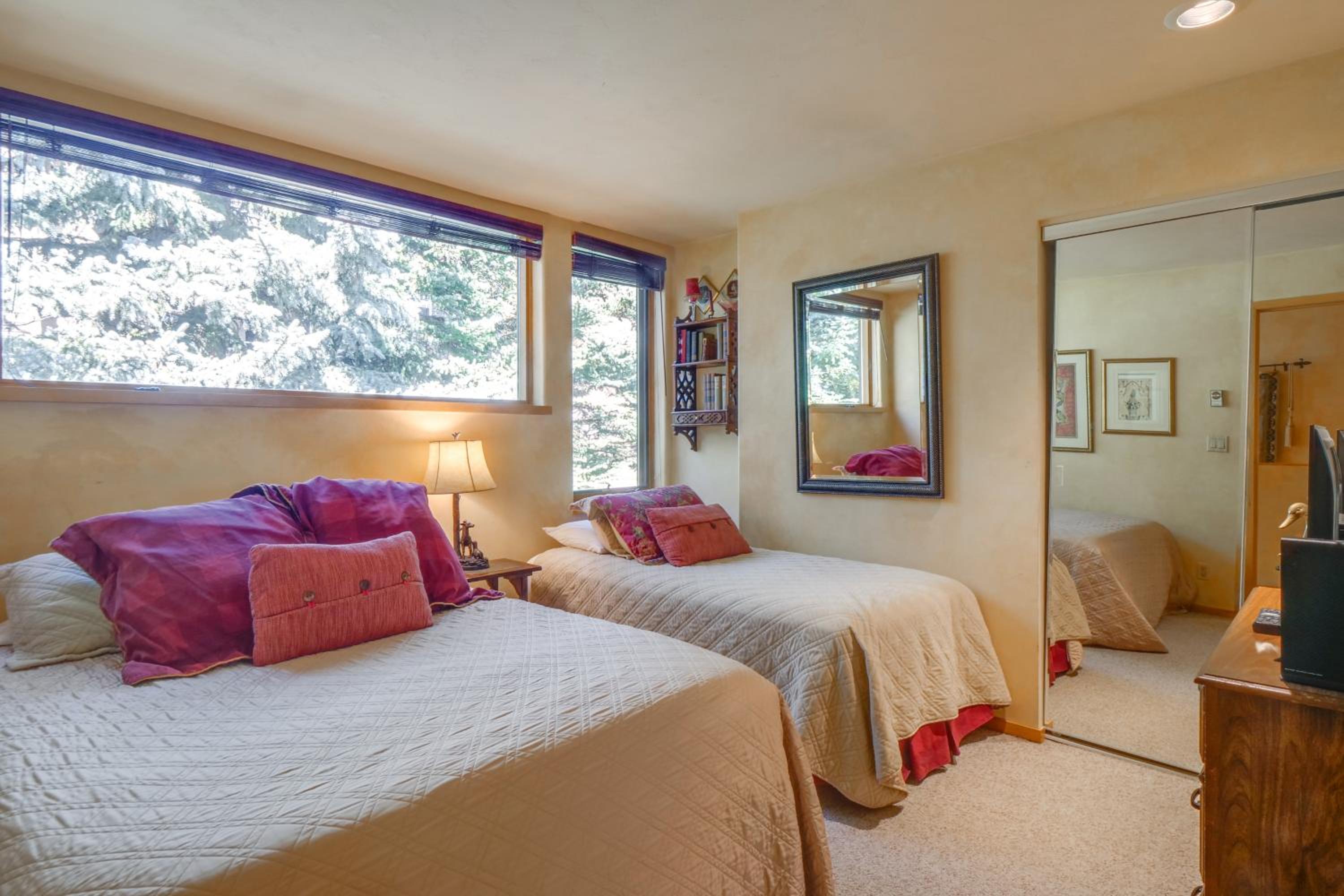 1 Mi to Vail Ski Resort Condo with Resort Perks!
