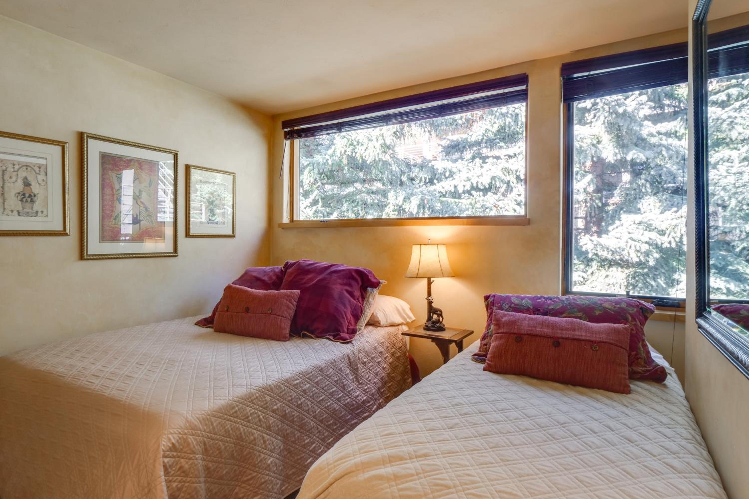 1 Mi to Vail Ski Resort Condo with Resort Perks!