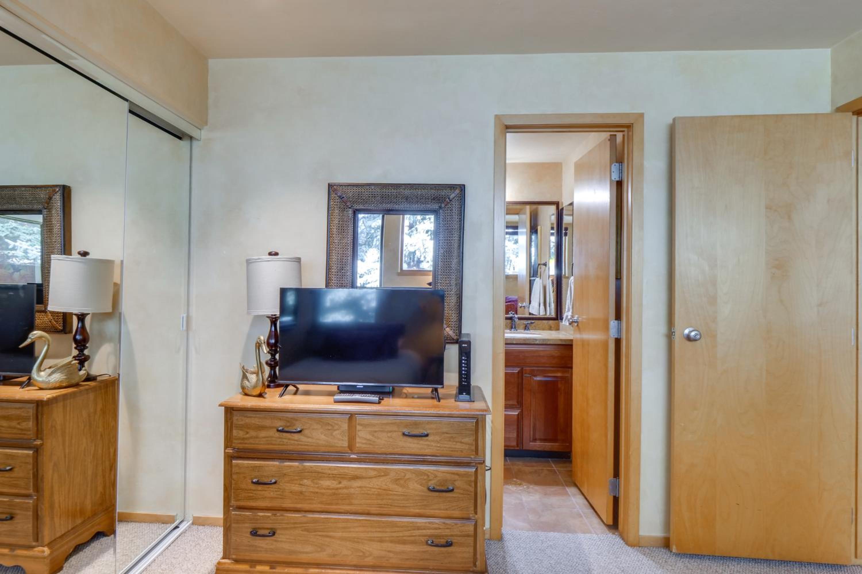 1 Mi to Vail Ski Resort Condo with Resort Perks!