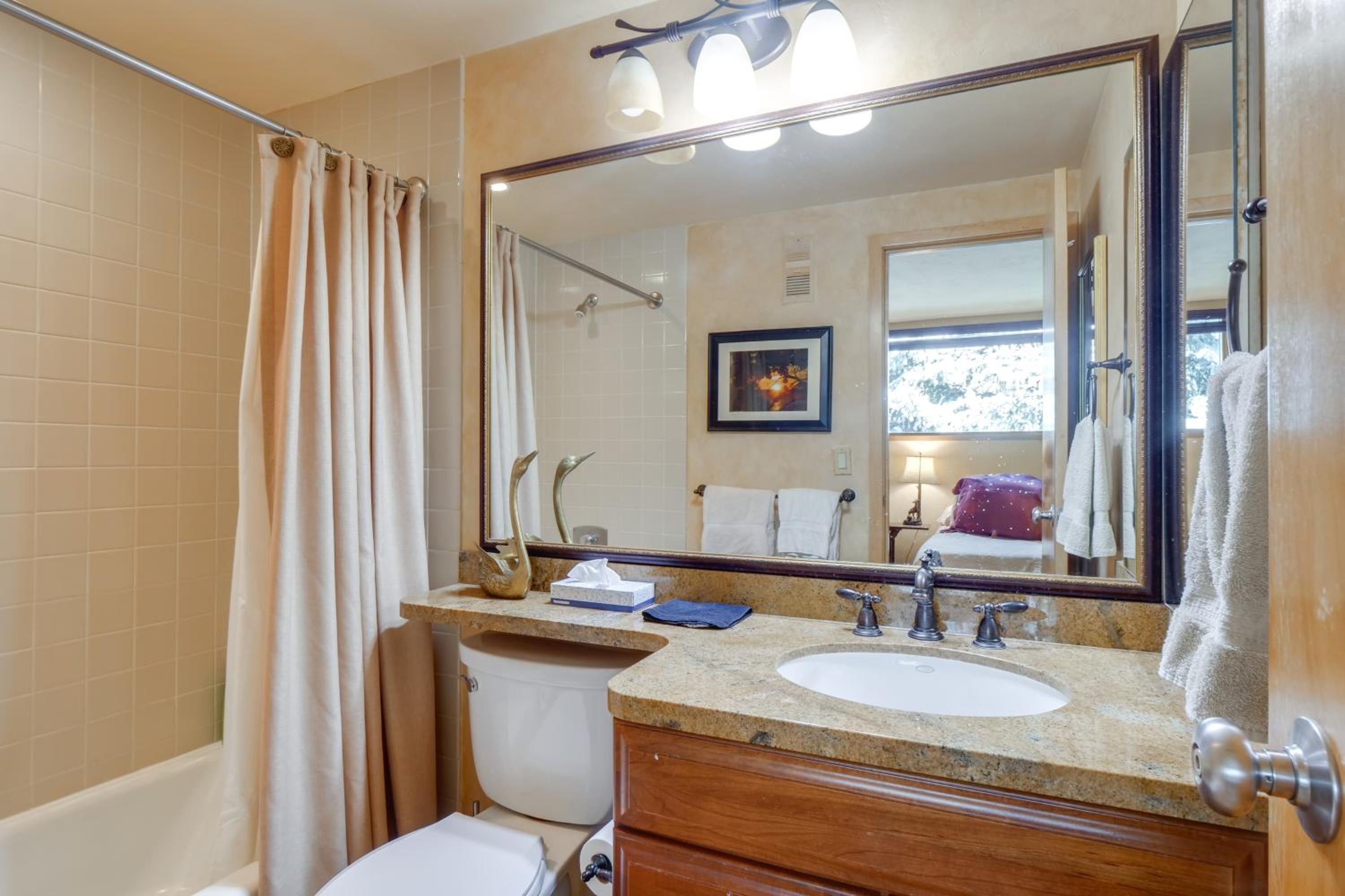 1 Mi to Vail Ski Resort Condo with Resort Perks!