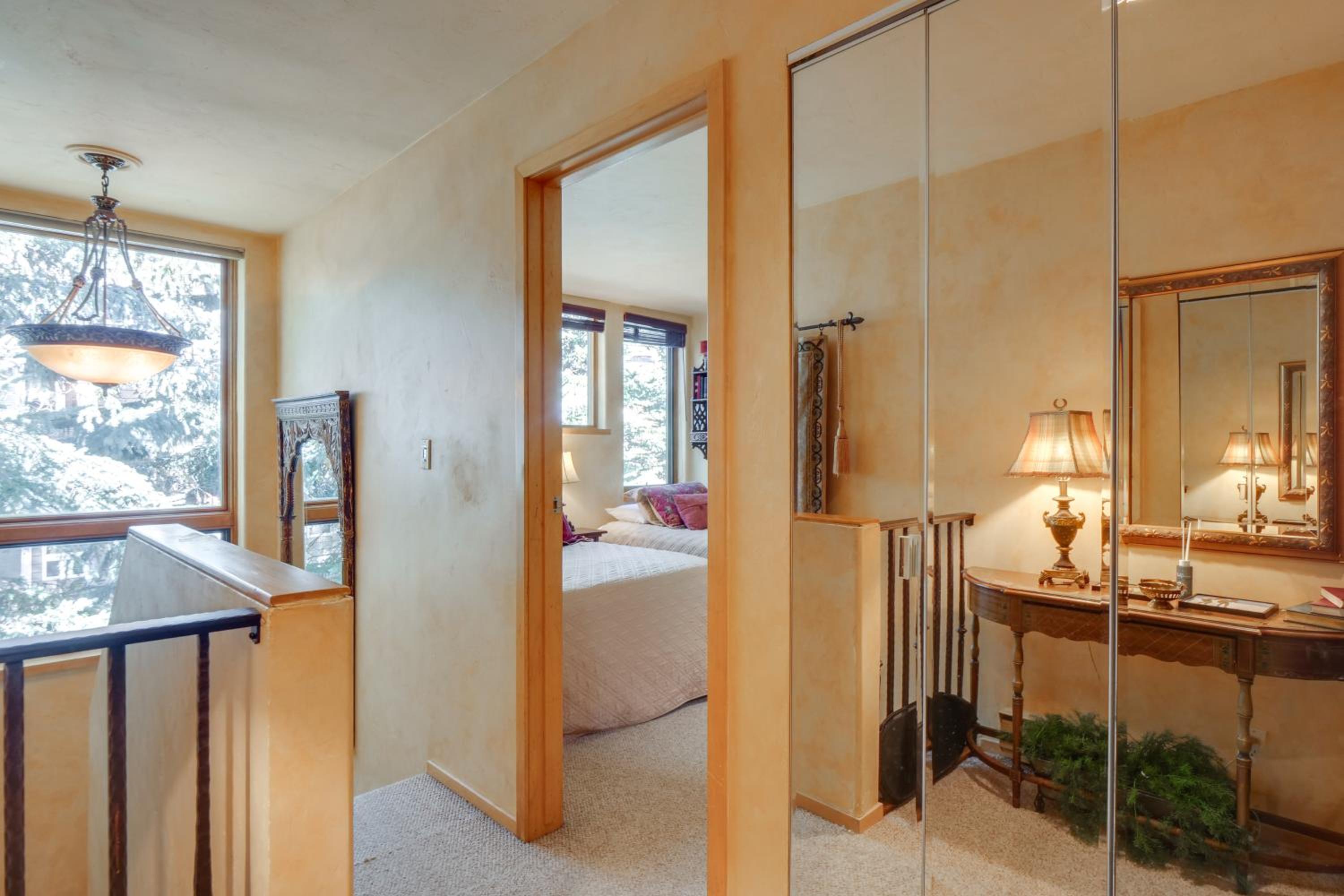 1 Mi to Vail Ski Resort Condo with Resort Perks!