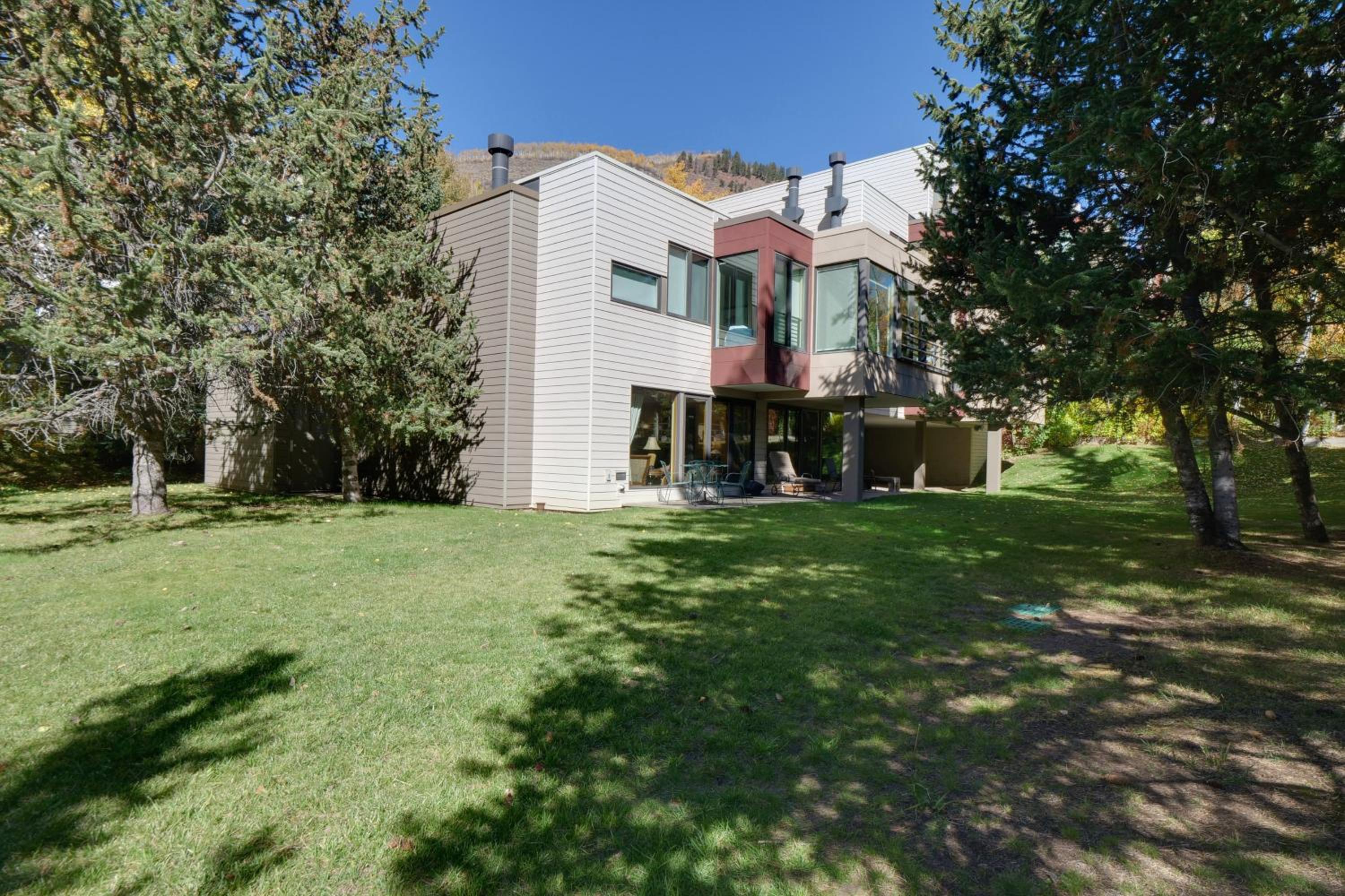 1 Mi to Vail Ski Resort Condo with Resort Perks!