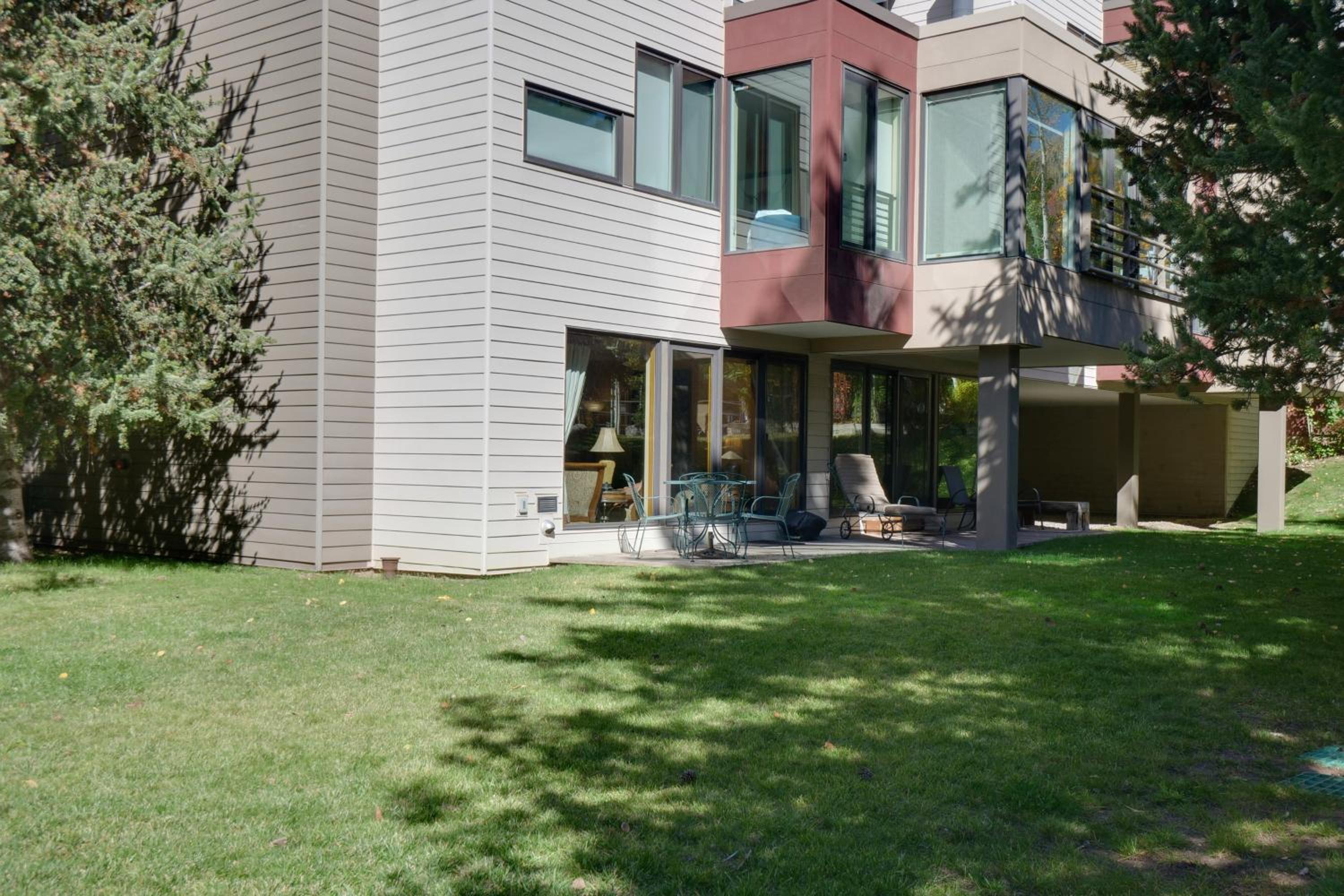 1 Mi to Vail Ski Resort Condo with Resort Perks!