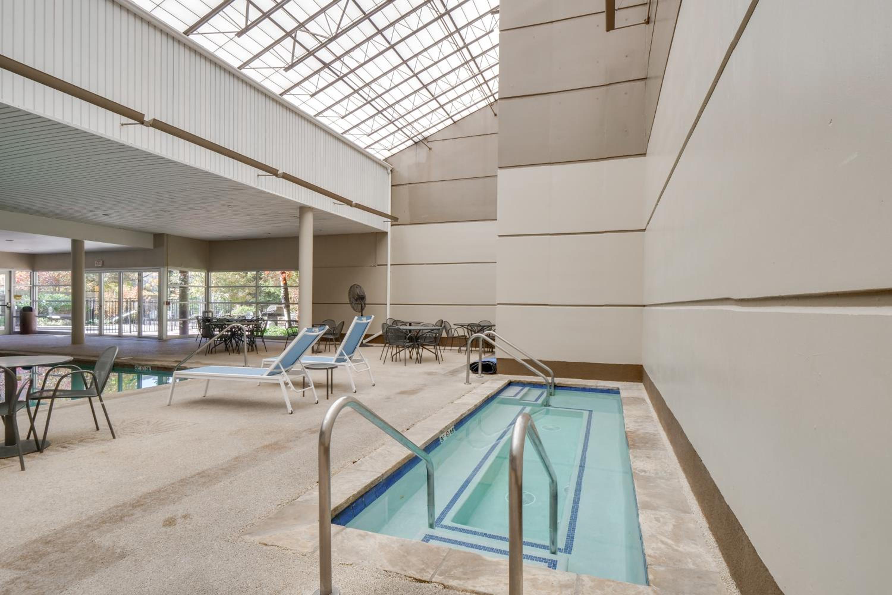 1 Mi to Vail Ski Resort Condo with Resort Perks!