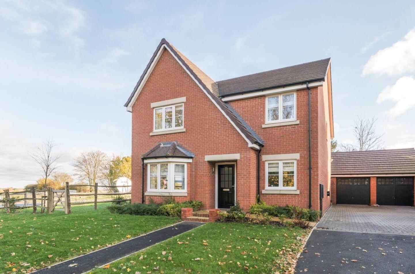 4-Bed Home for Contractors & Relocation - Sleeps 8
