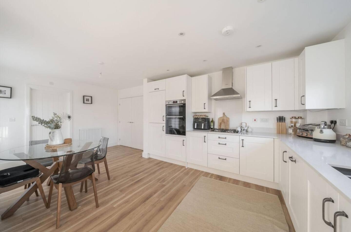4-Bed Home for Contractors & Relocation - Sleeps 8