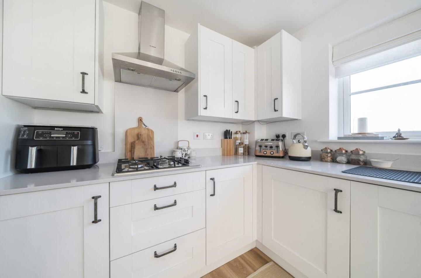 4-Bed Home for Contractors & Relocation - Sleeps 8