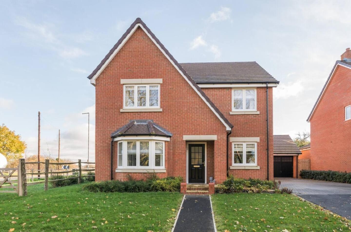 4-Bed Home for Contractors & Relocation - Sleeps 8