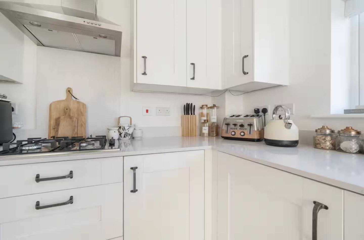 4-Bed Home for Contractors & Relocation - Sleeps 8
