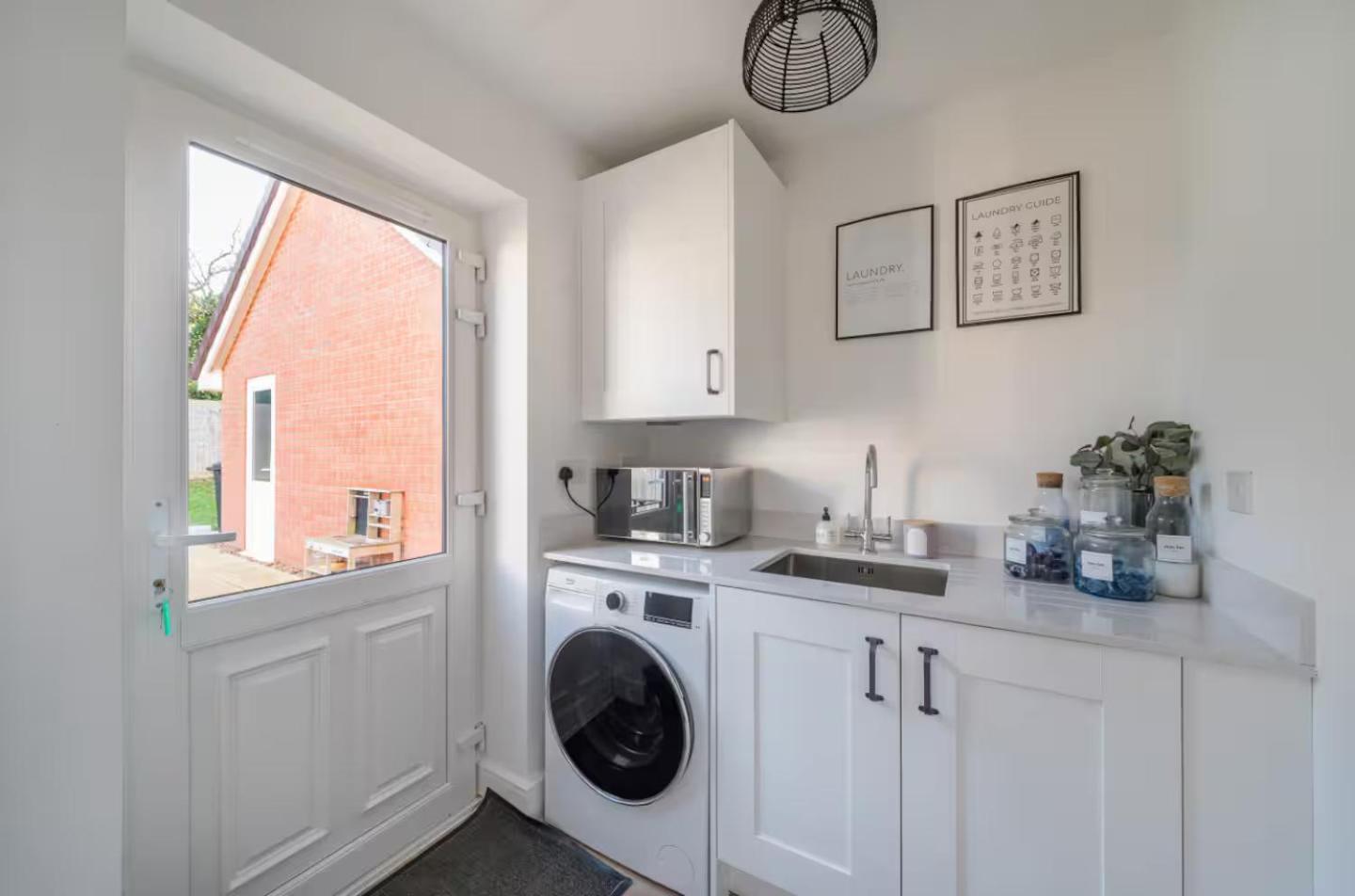 4-Bed Home for Contractors & Relocation - Sleeps 8