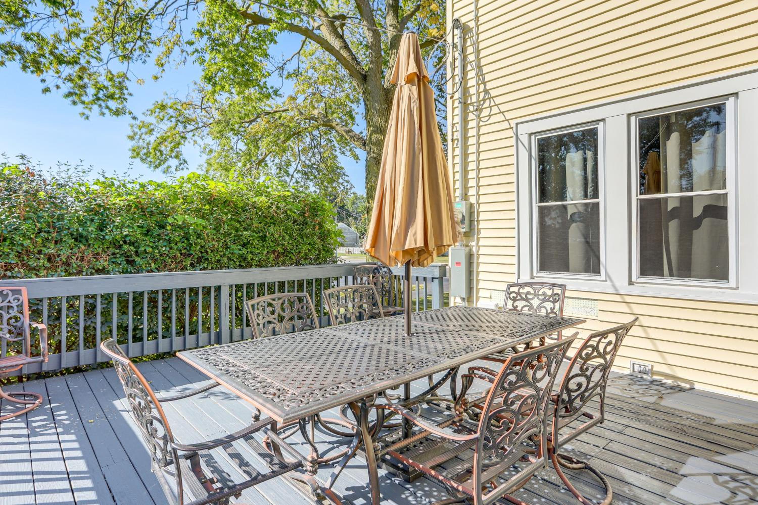Walk to Port Clinton Lighthouse Home with Deck!