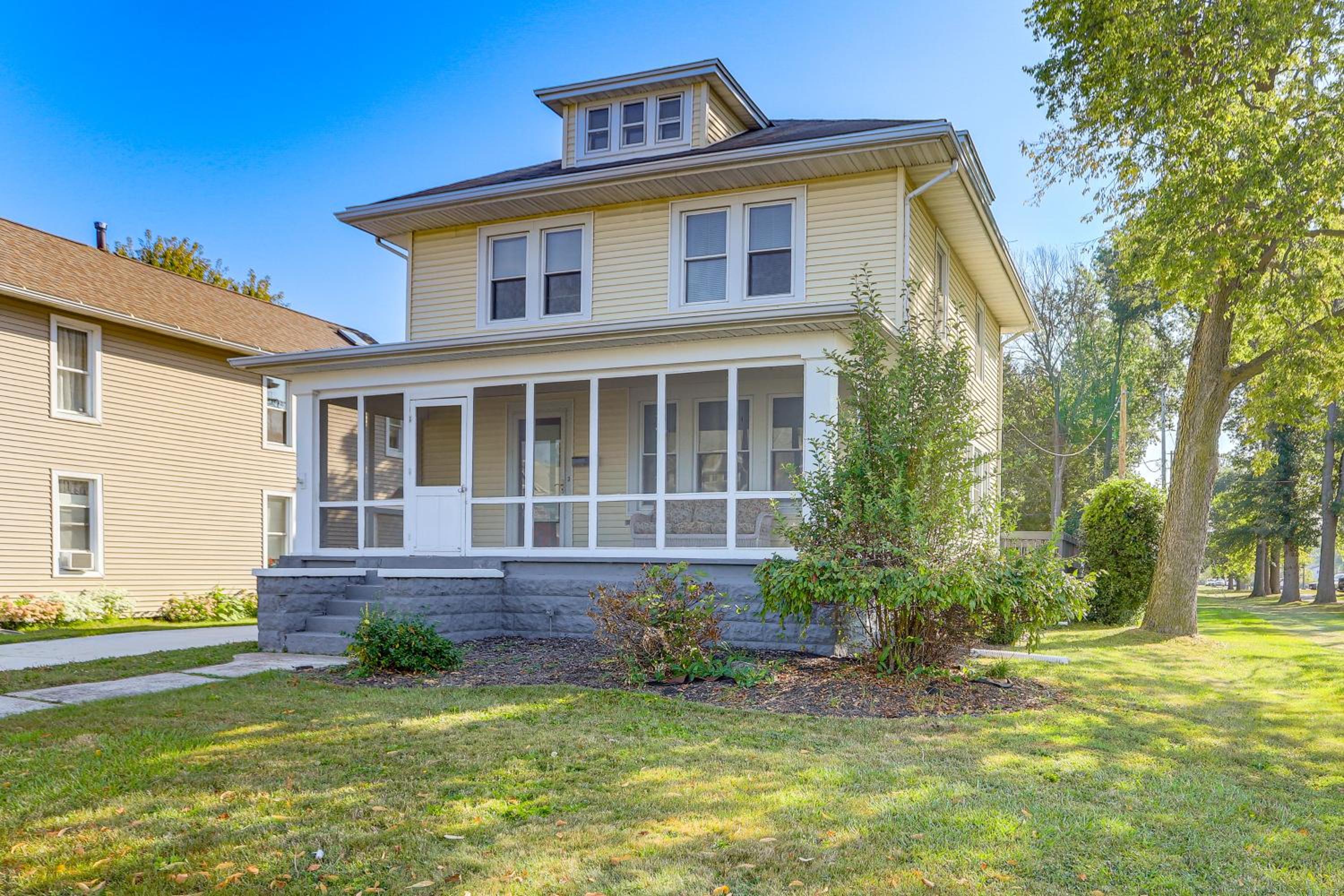 Walk to Port Clinton Lighthouse Home with Deck!