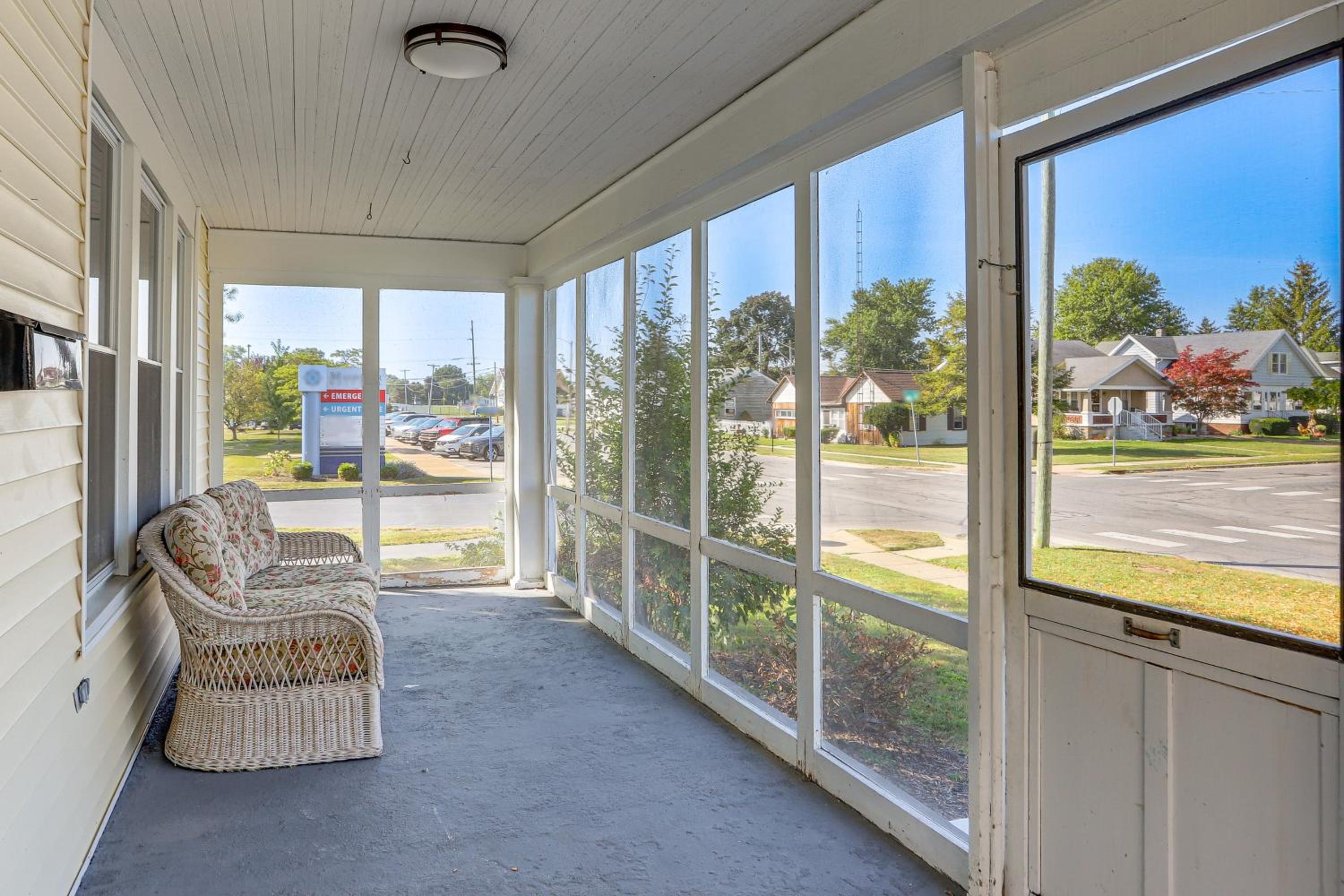 Walk to Port Clinton Lighthouse Home with Deck!