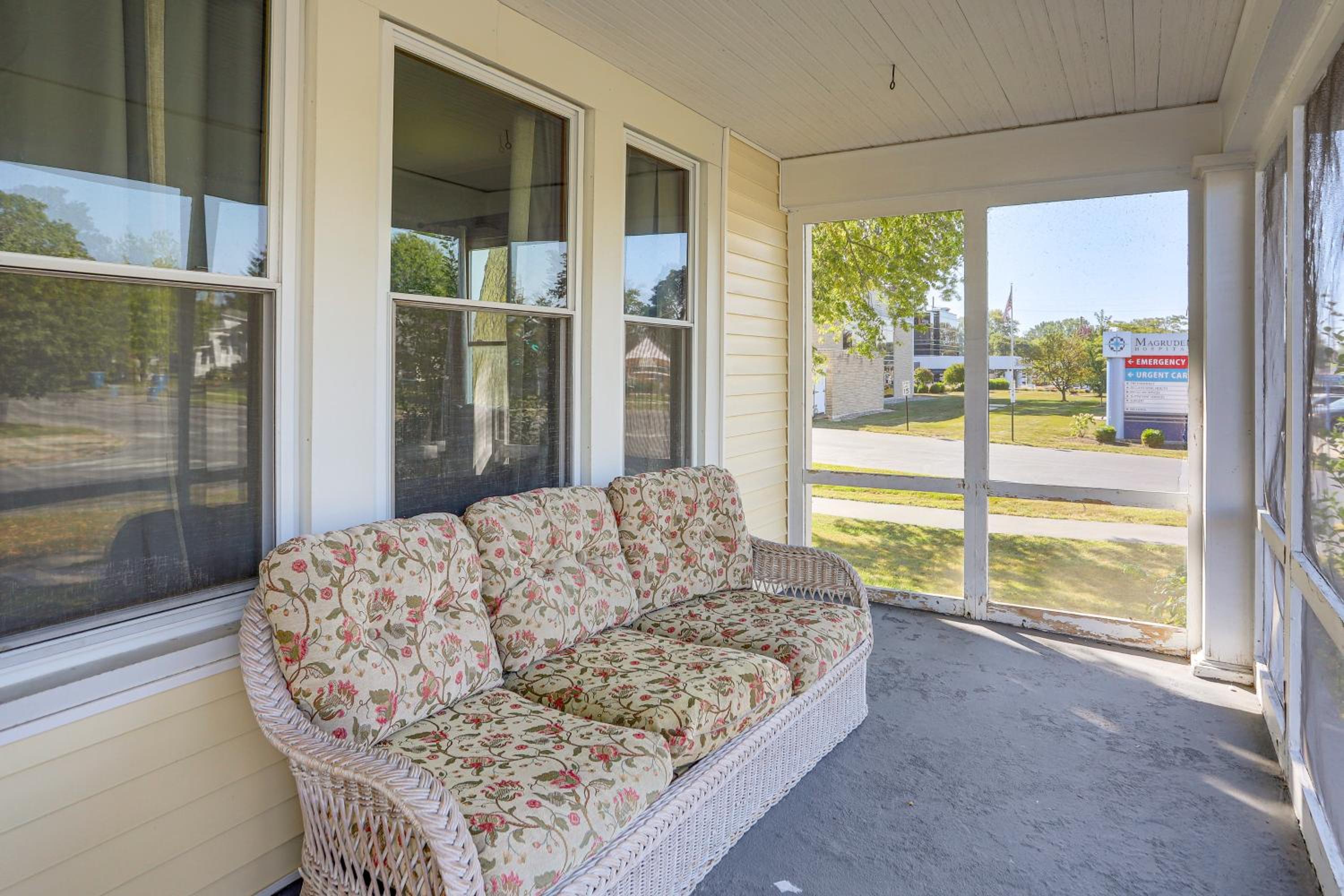 Walk to Port Clinton Lighthouse Home with Deck!