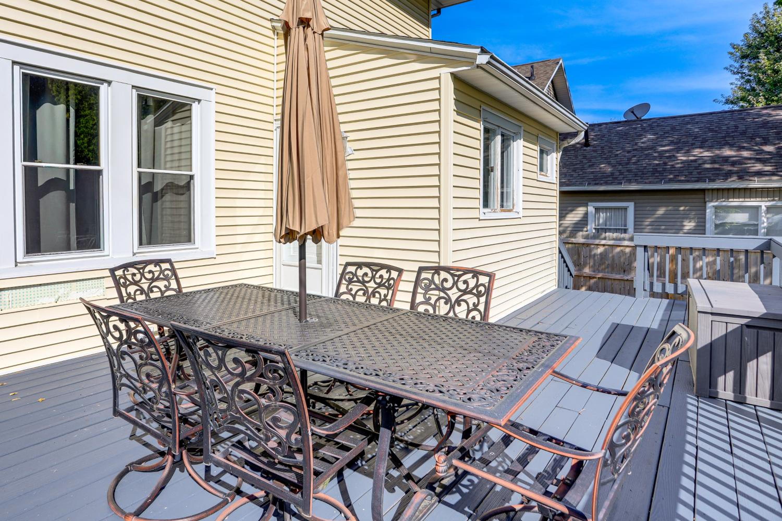 Walk to Port Clinton Lighthouse Home with Deck!