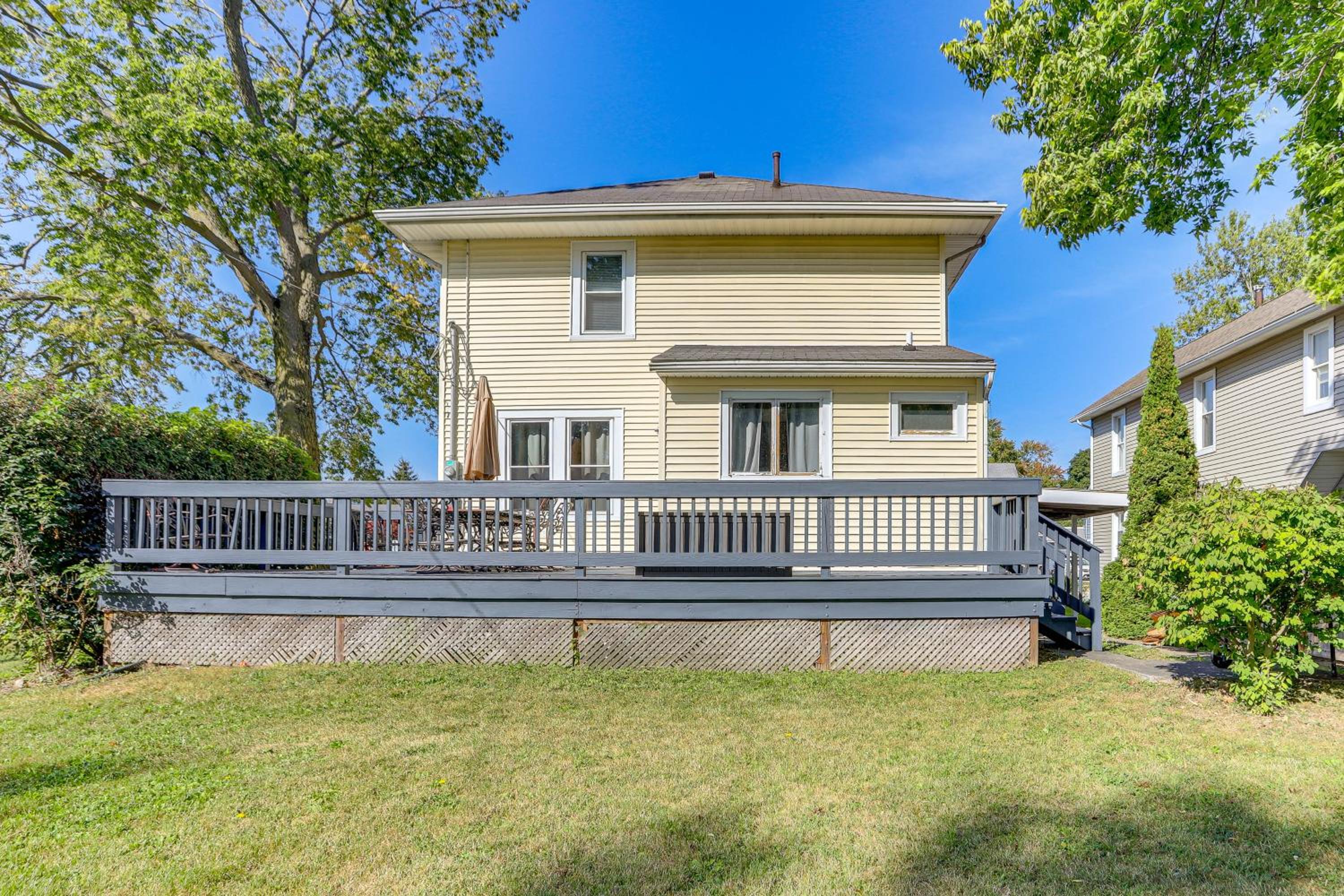 Walk to Port Clinton Lighthouse Home with Deck!