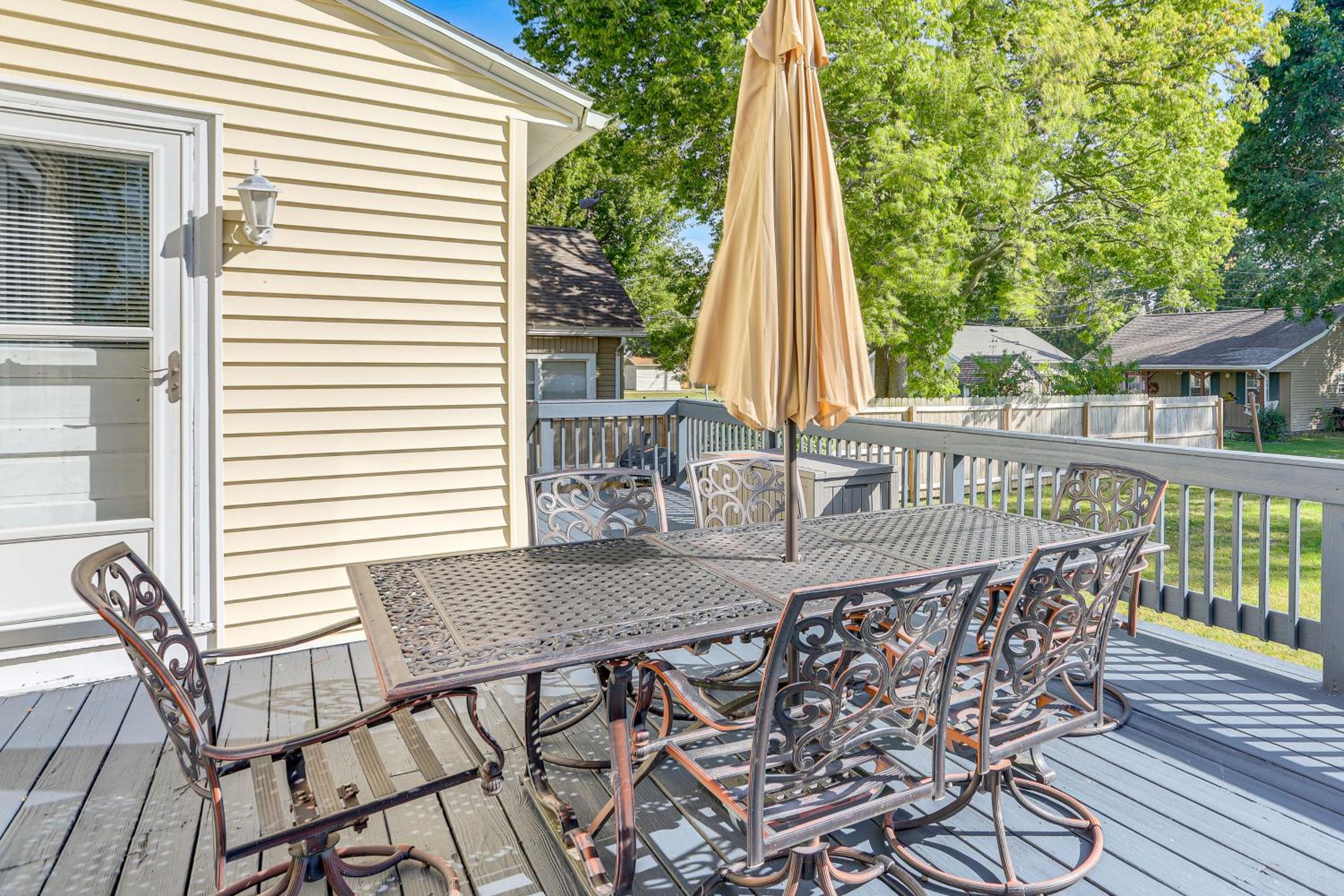 Walk to Port Clinton Lighthouse Home with Deck!