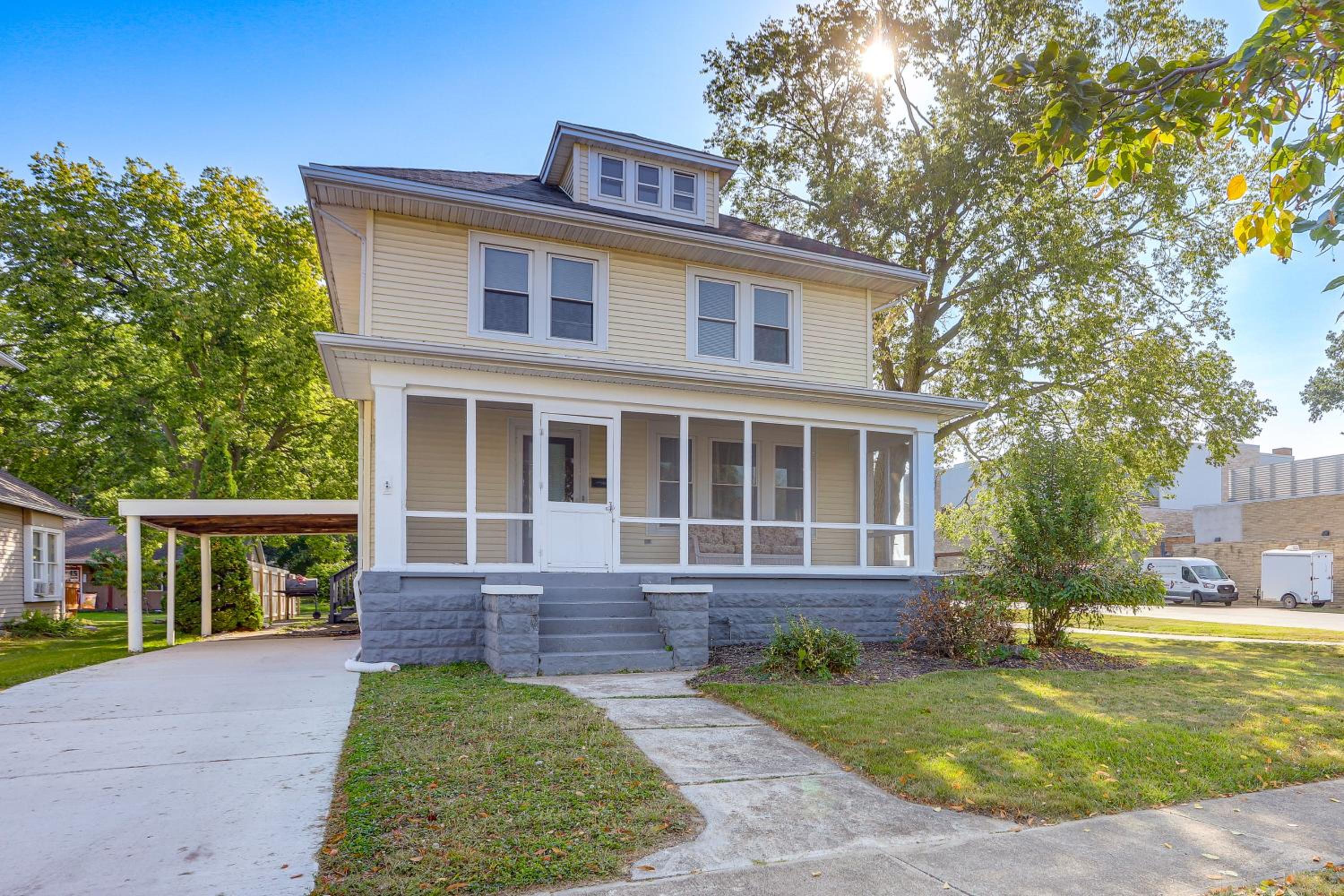 Walk to Port Clinton Lighthouse Home with Deck!