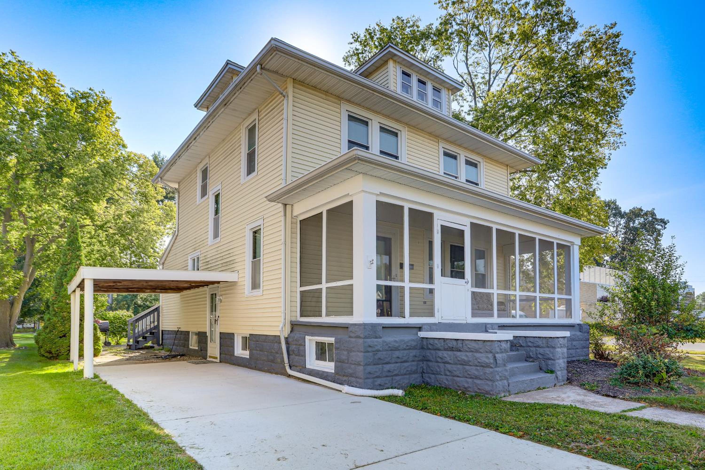 Walk to Port Clinton Lighthouse Home with Deck!