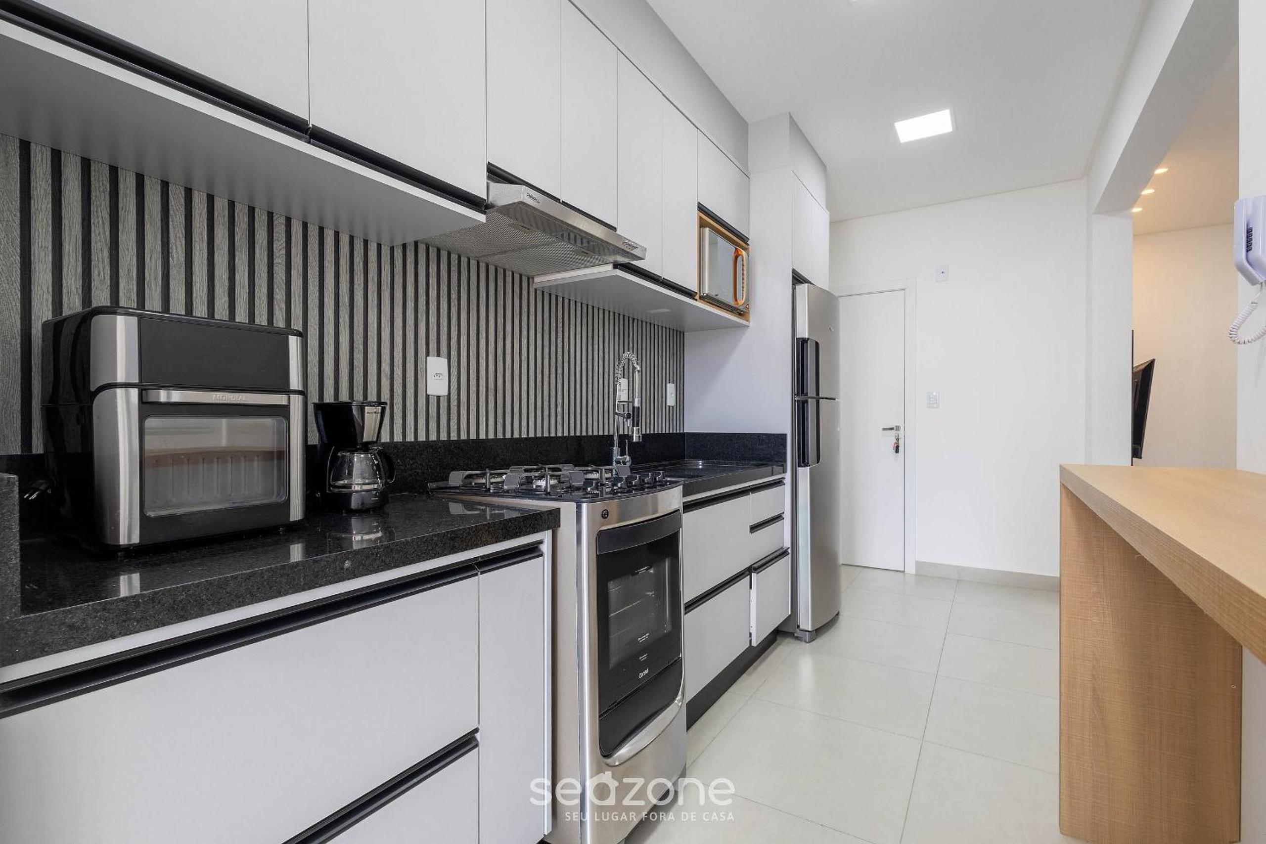 Apt w/ Gourmet Balcony 500m from the Beach CDM0101
