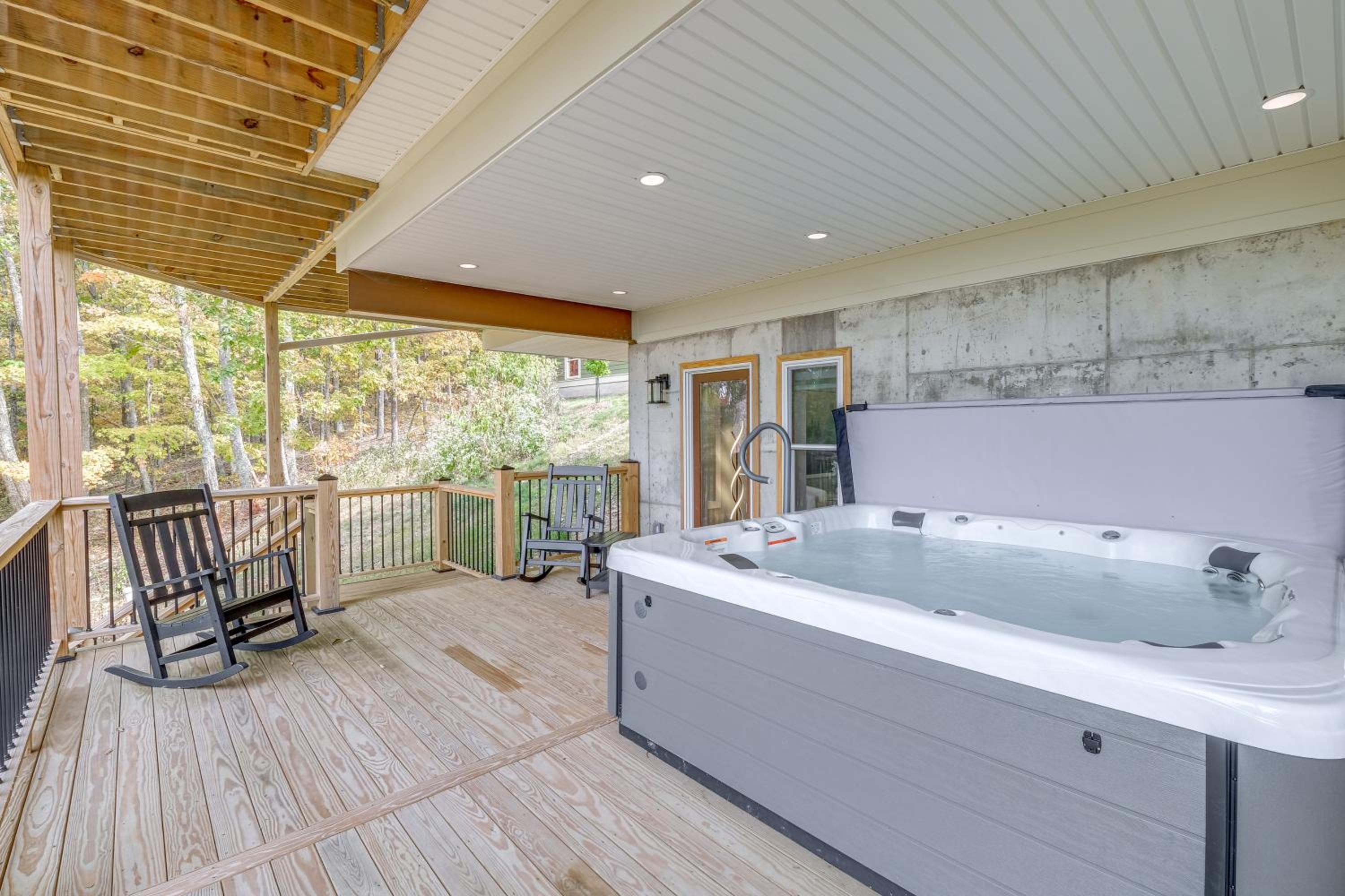 Mtn Views and Spacious Deck! Modern Caldwell Getaway