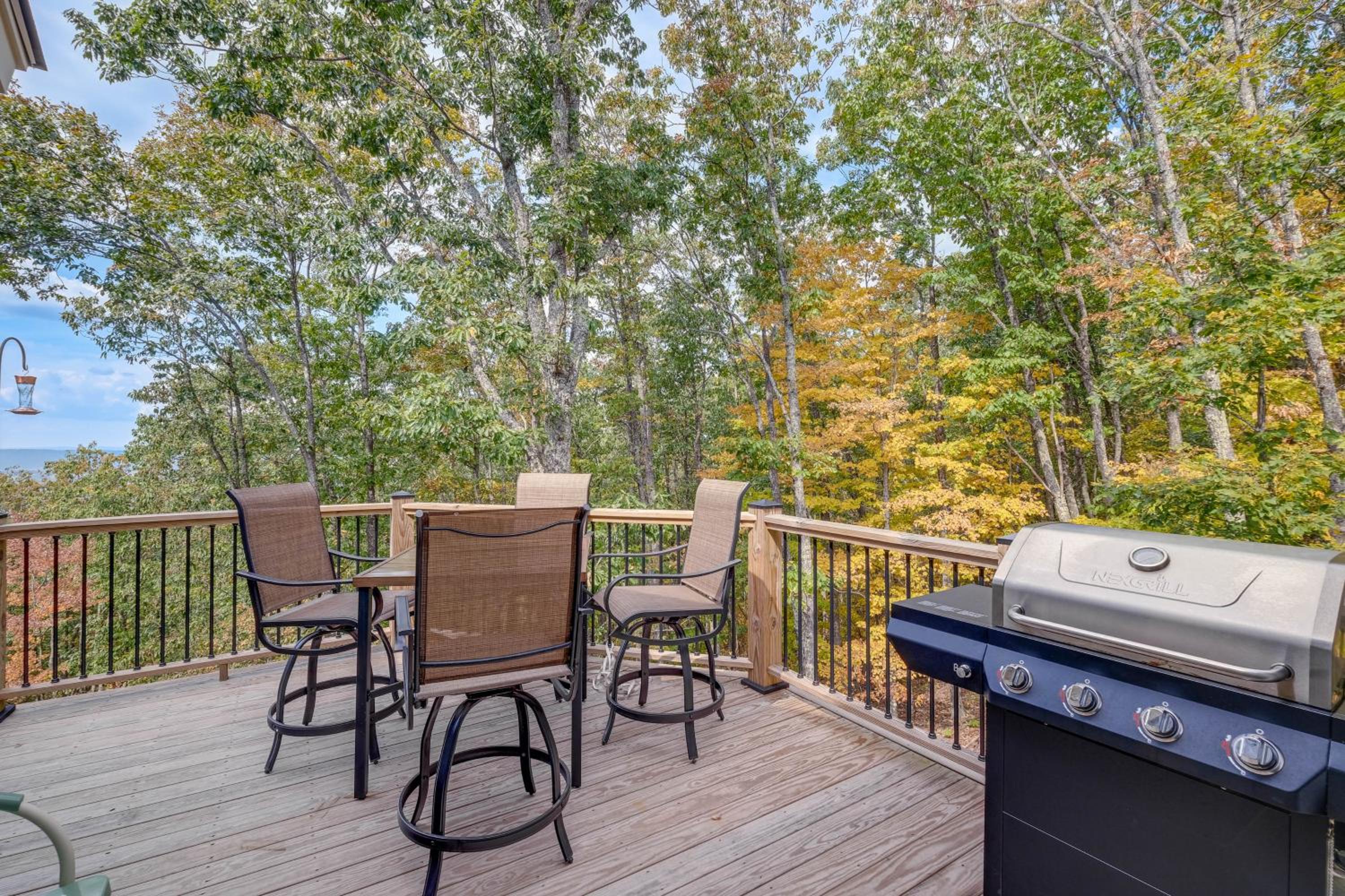 Mtn Views and Spacious Deck! Modern Caldwell Getaway