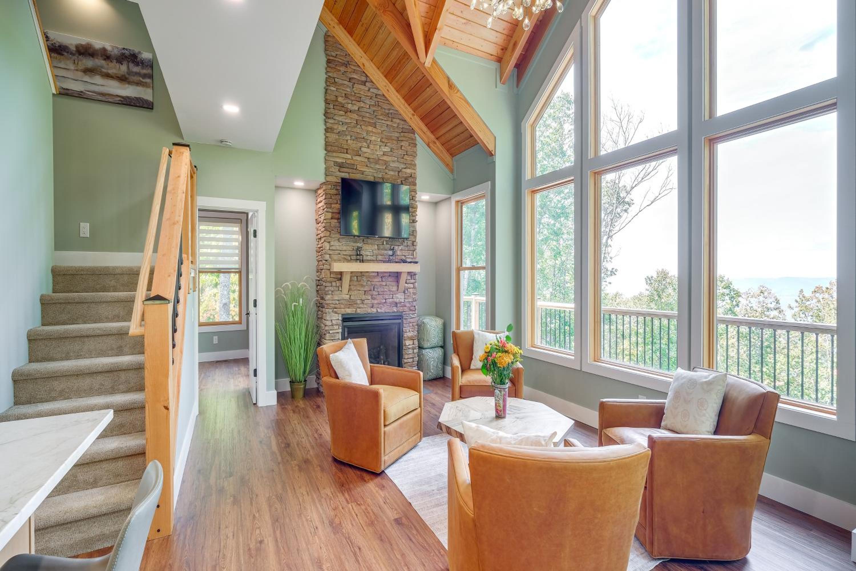 Mtn Views and Spacious Deck! Modern Caldwell Getaway