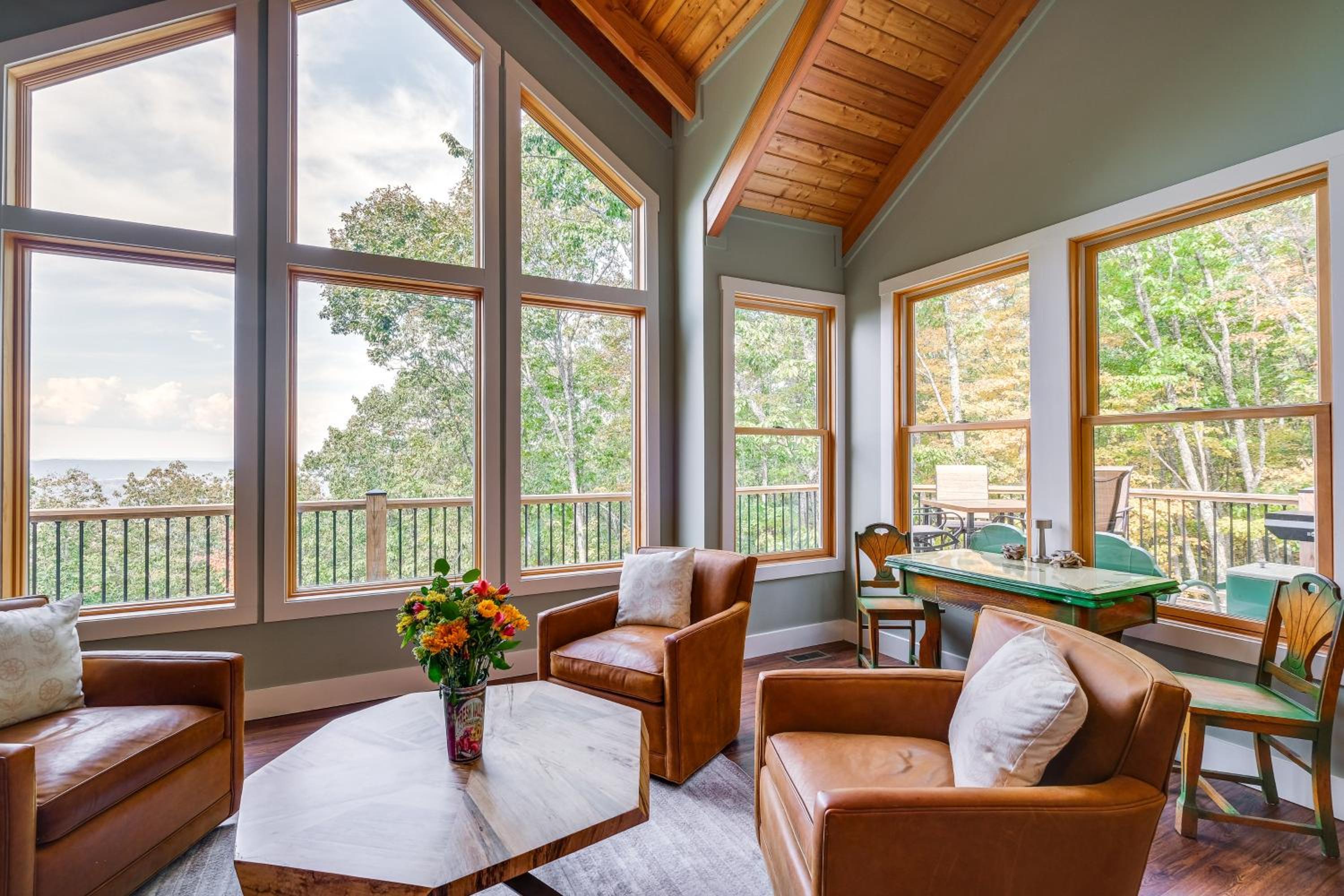 Mtn Views and Spacious Deck! Modern Caldwell Getaway