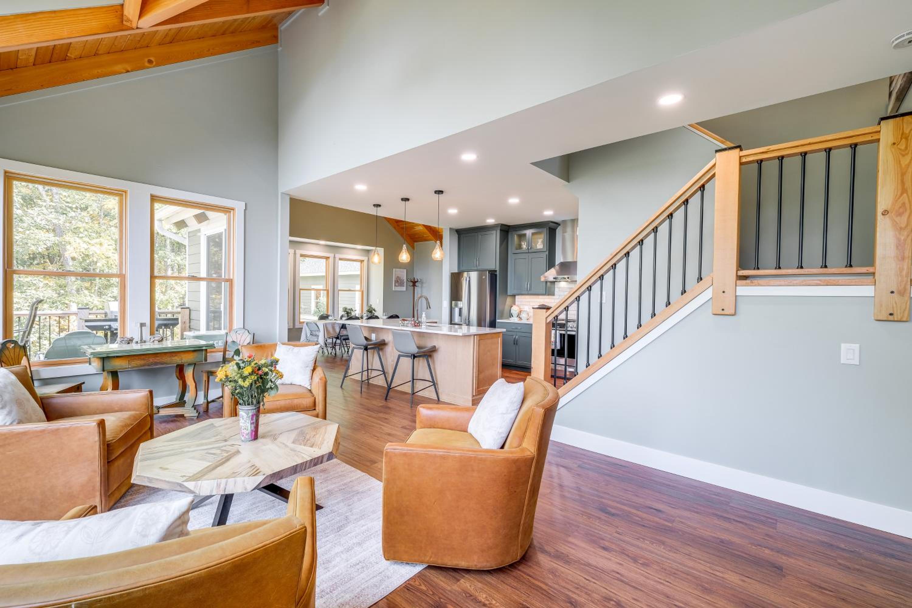 Mtn Views and Spacious Deck! Modern Caldwell Getaway