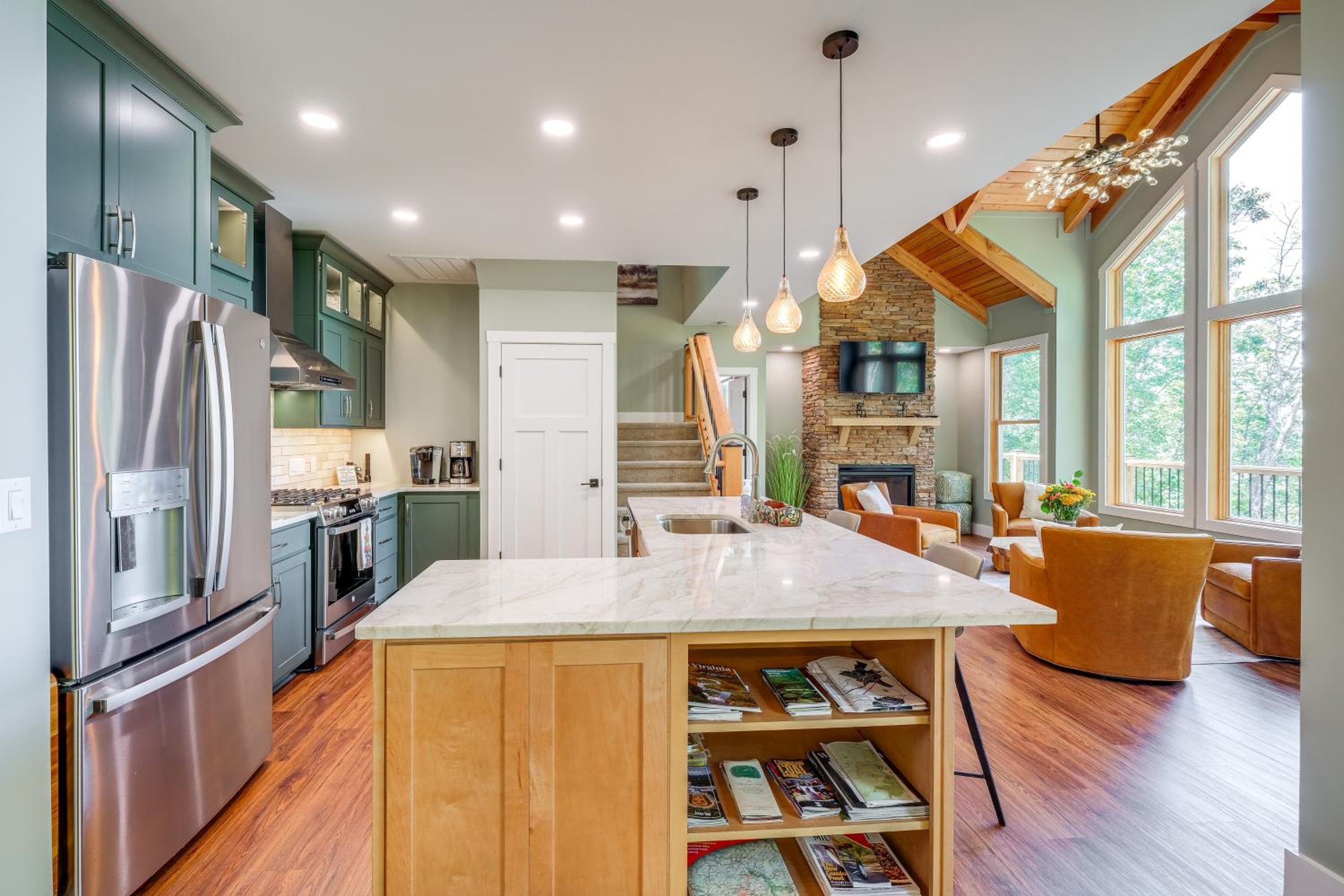 Mtn Views and Spacious Deck! Modern Caldwell Getaway