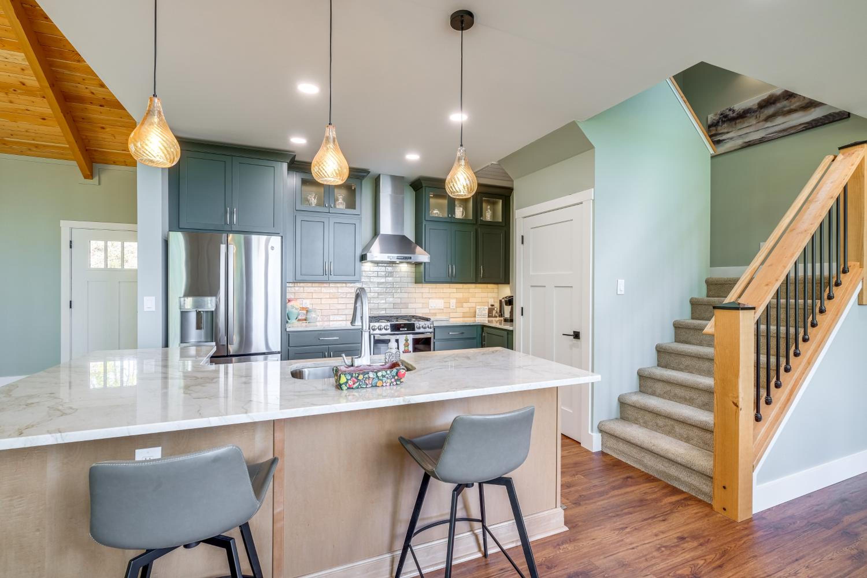 Mtn Views and Spacious Deck! Modern Caldwell Getaway