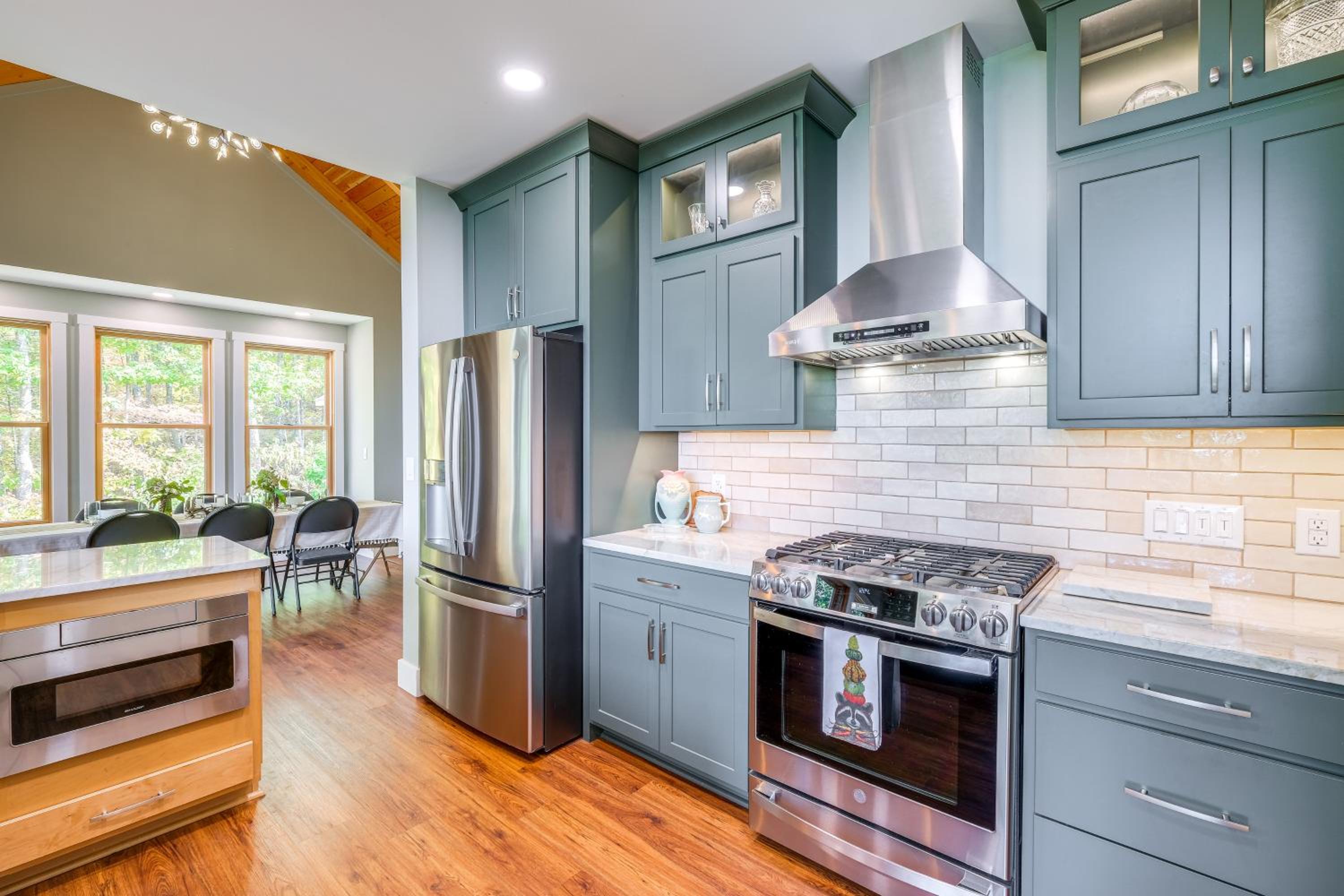 Mtn Views and Spacious Deck! Modern Caldwell Getaway