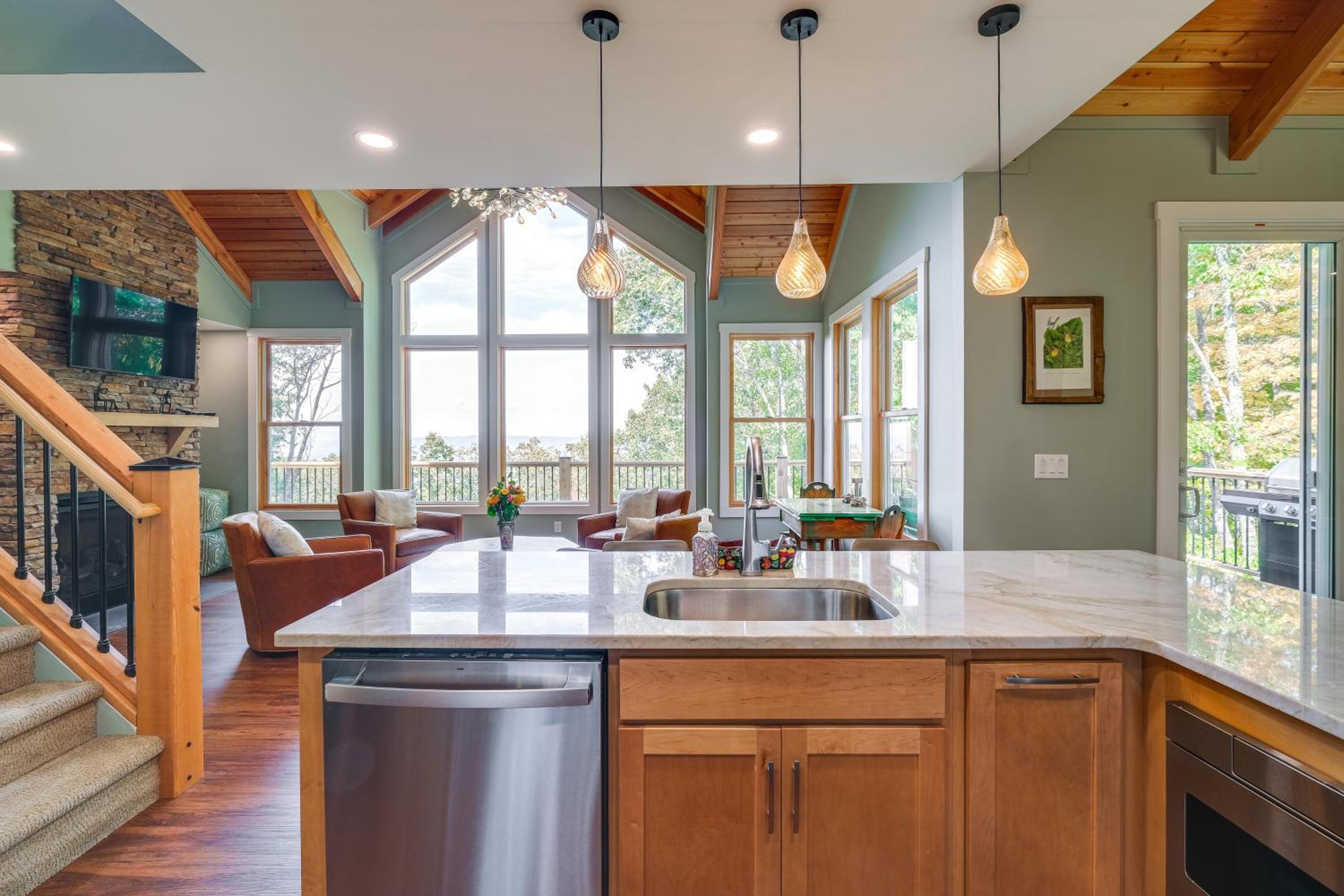Mtn Views and Spacious Deck! Modern Caldwell Getaway