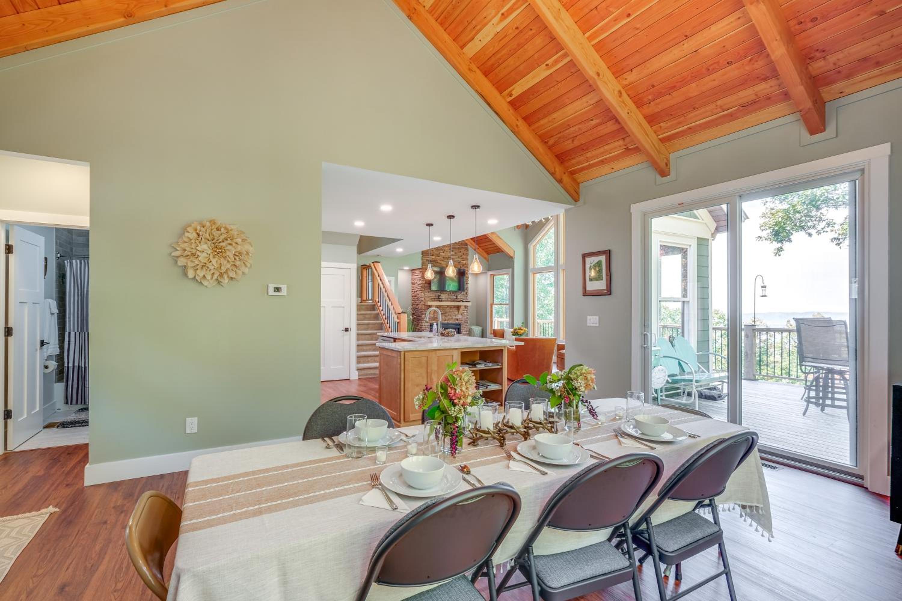 Mtn Views and Spacious Deck! Modern Caldwell Getaway