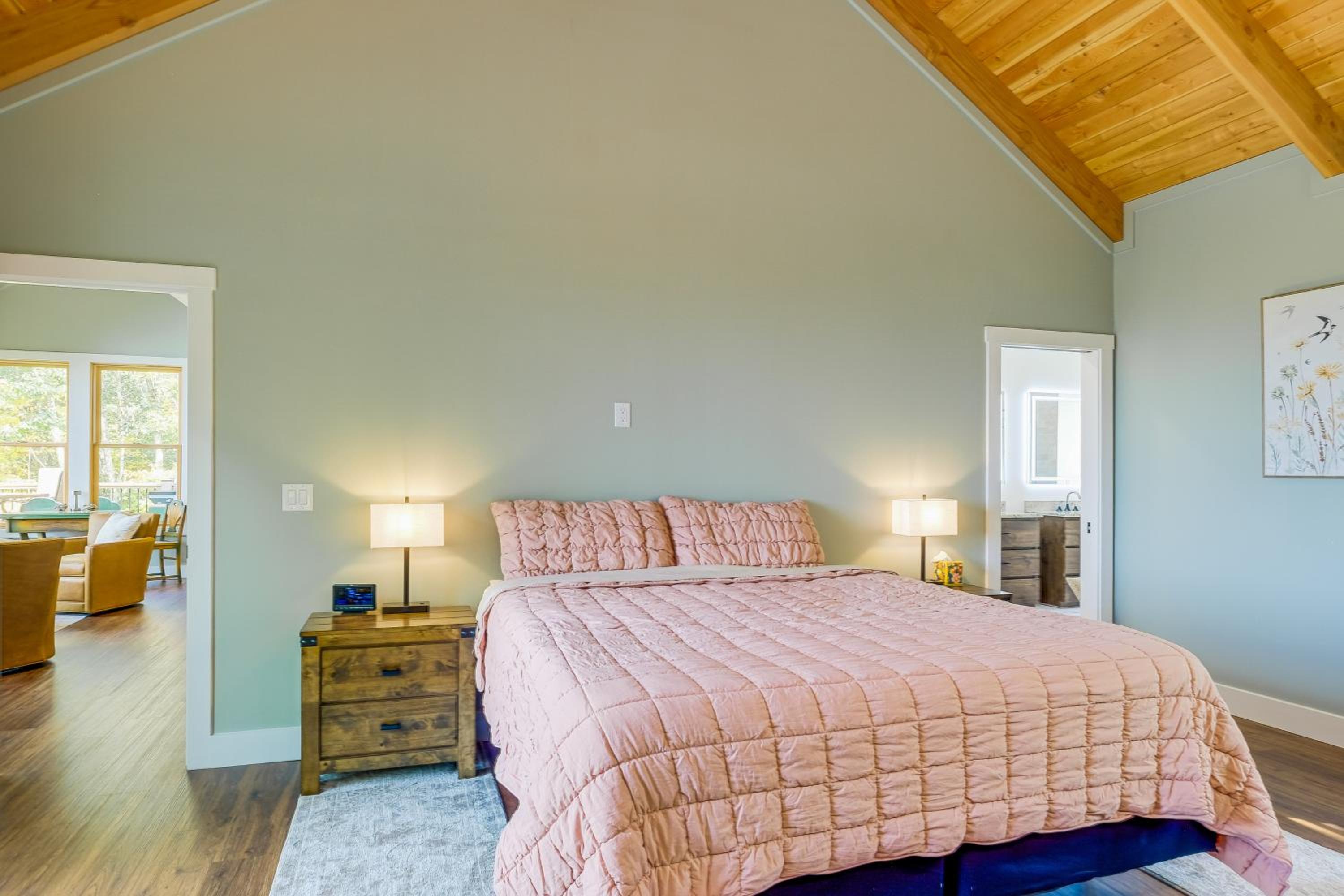 Mtn Views and Spacious Deck! Modern Caldwell Getaway