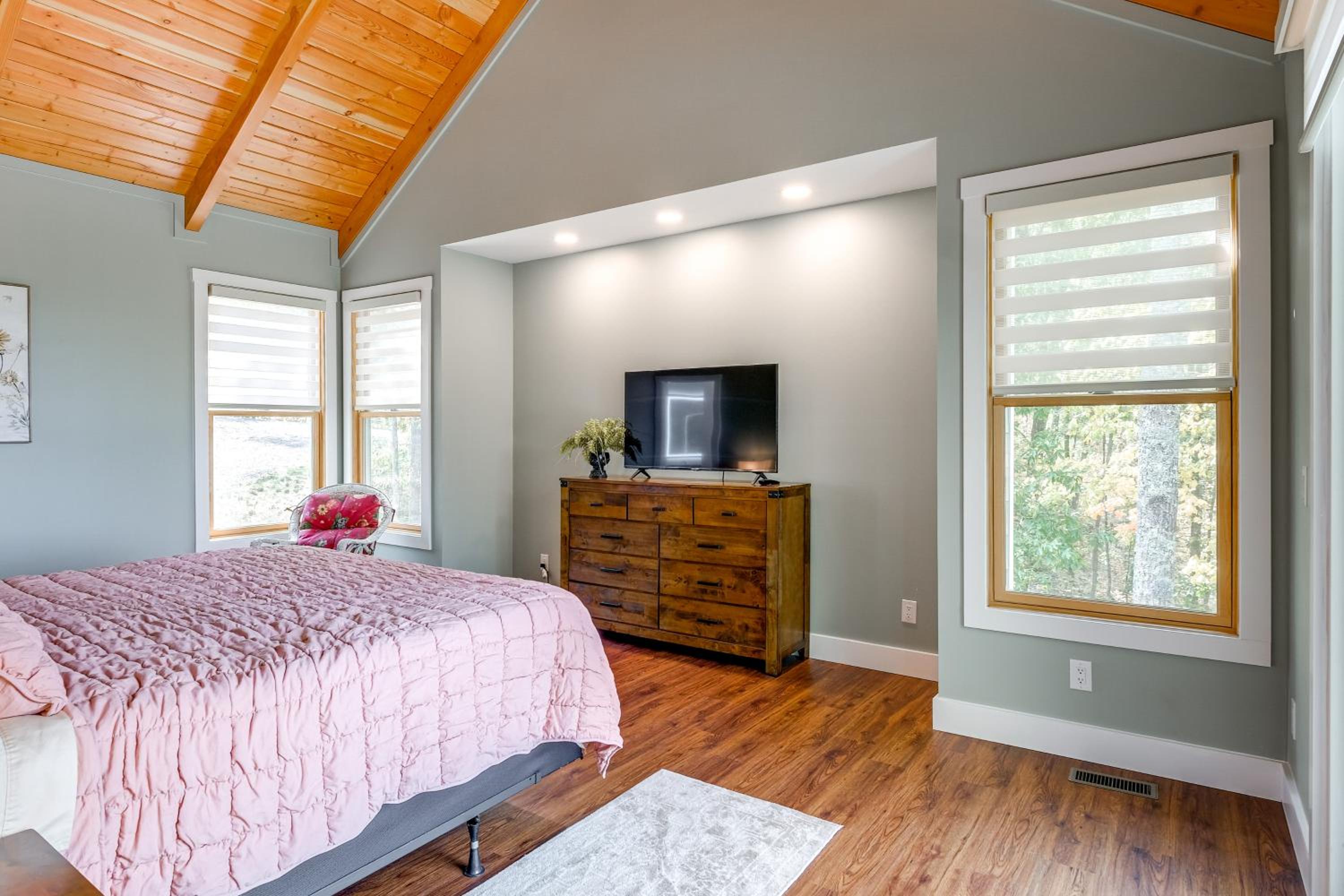 Mtn Views and Spacious Deck! Modern Caldwell Getaway
