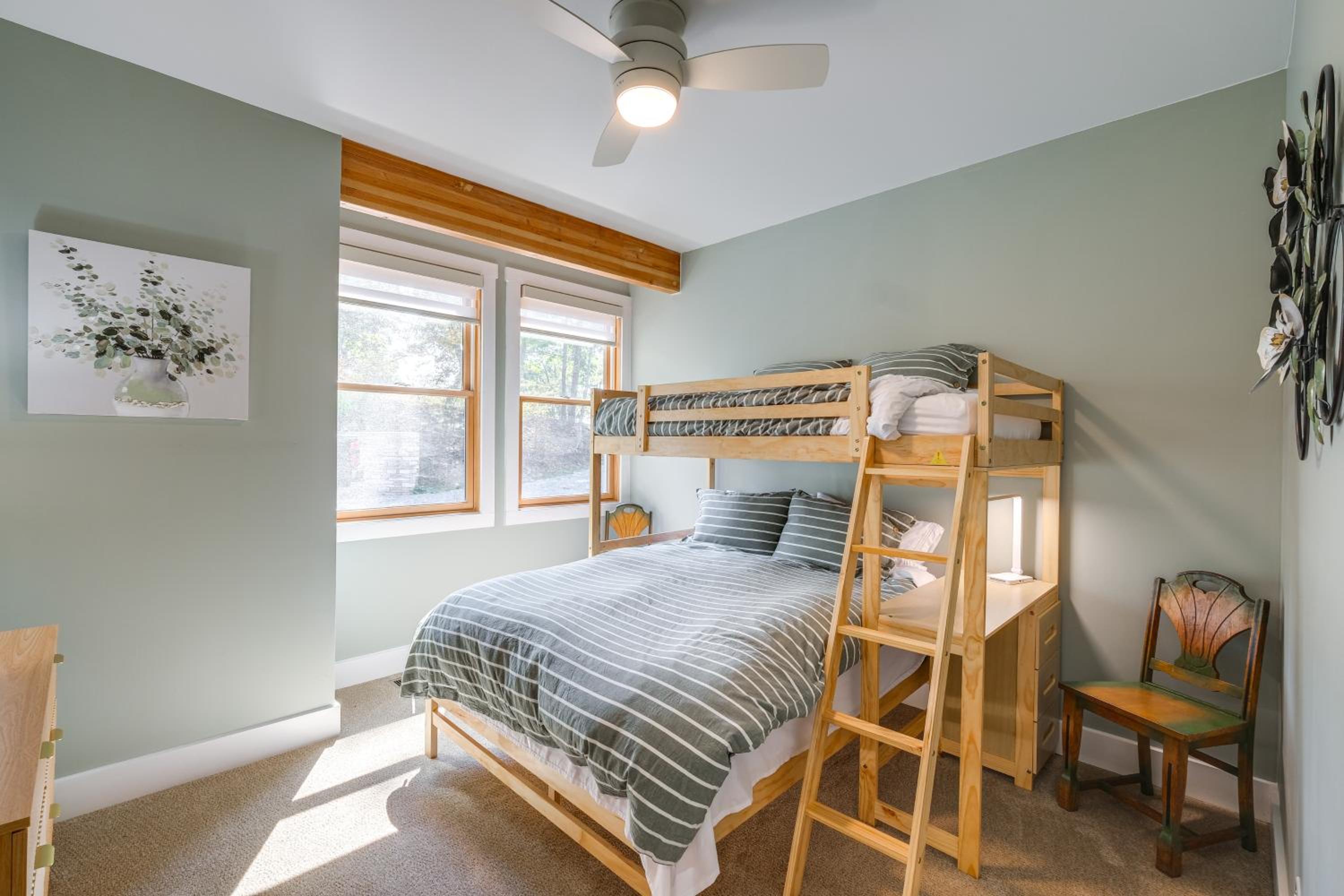 Mtn Views and Spacious Deck! Modern Caldwell Getaway