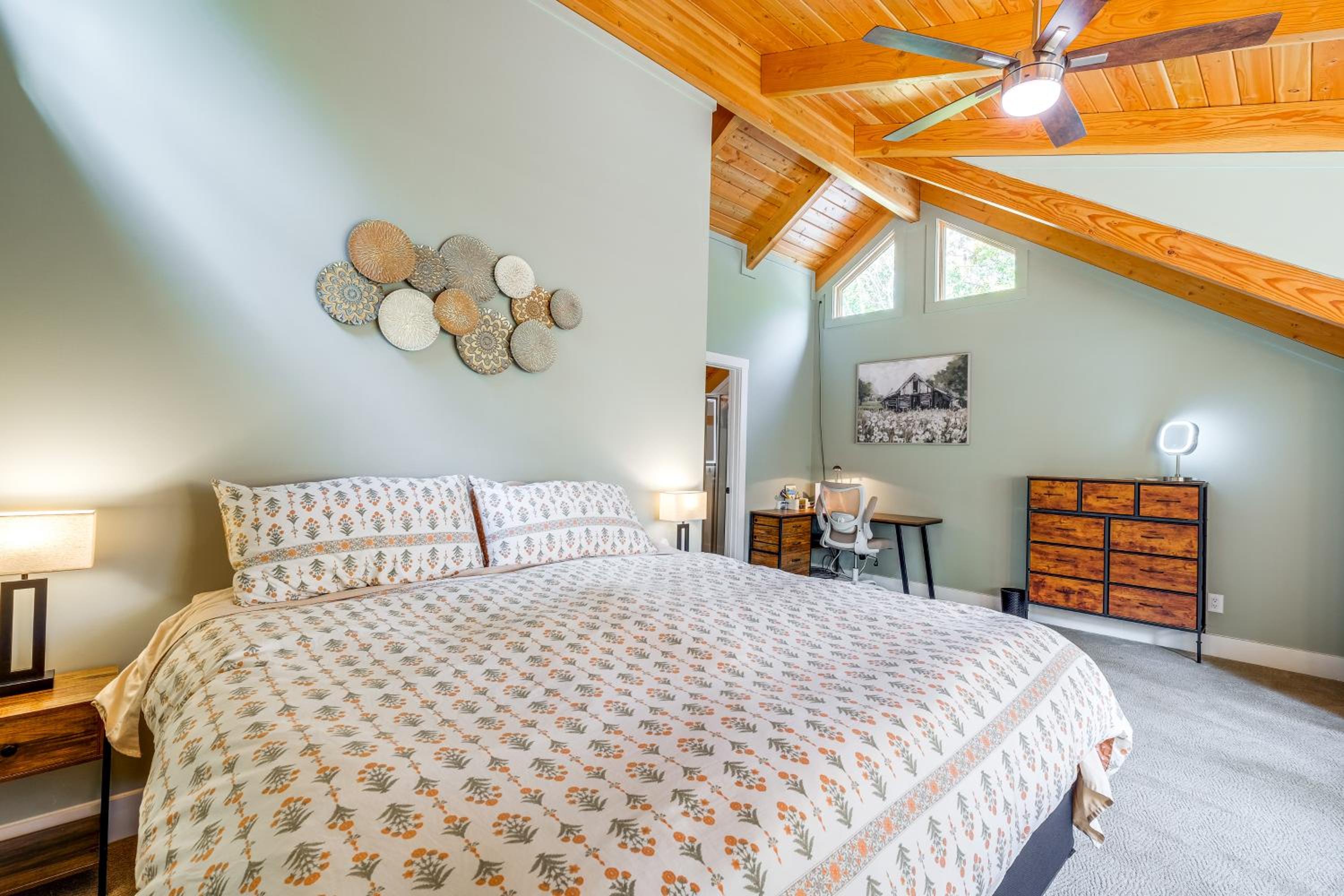 Mtn Views and Spacious Deck! Modern Caldwell Getaway