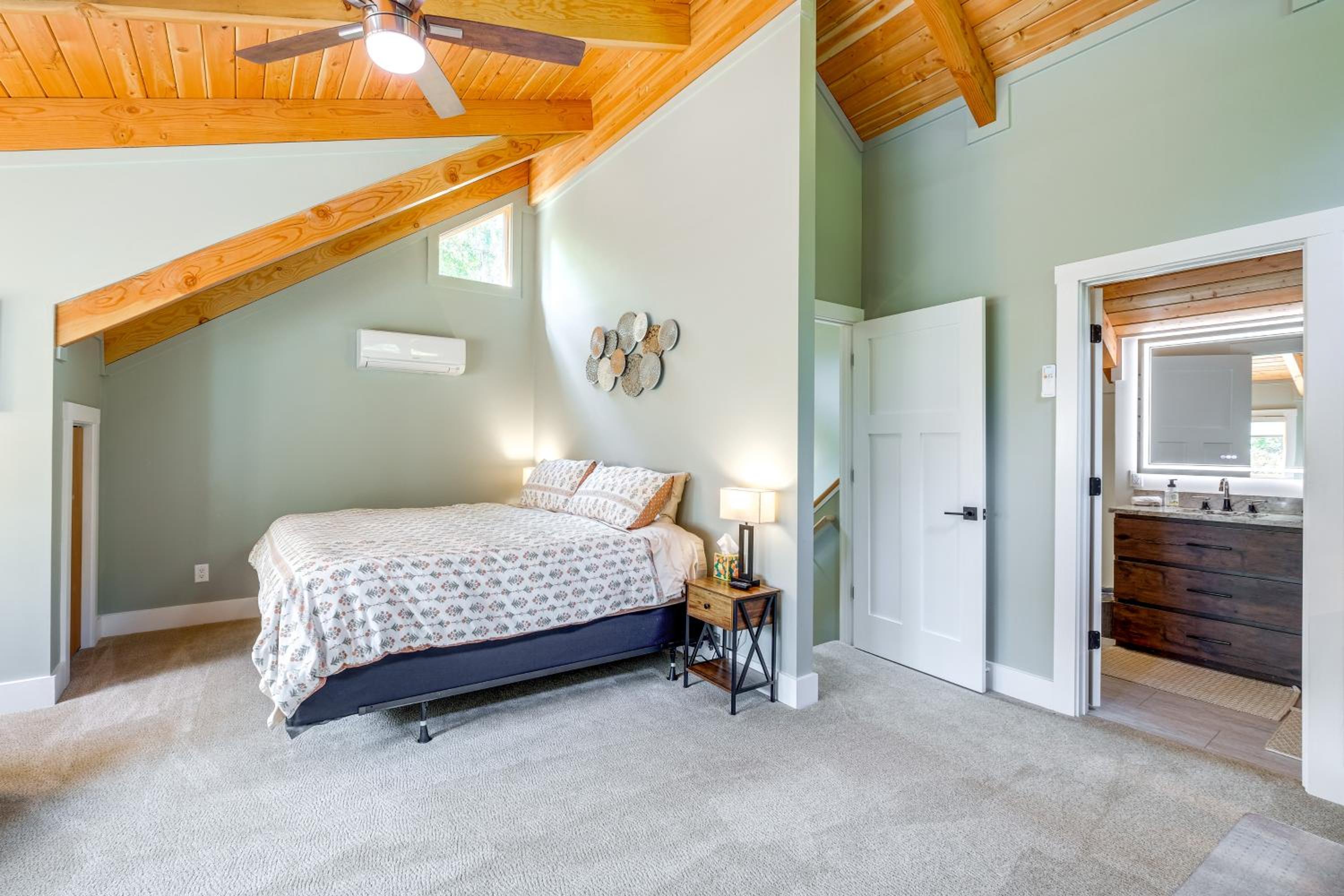 Mtn Views and Spacious Deck! Modern Caldwell Getaway