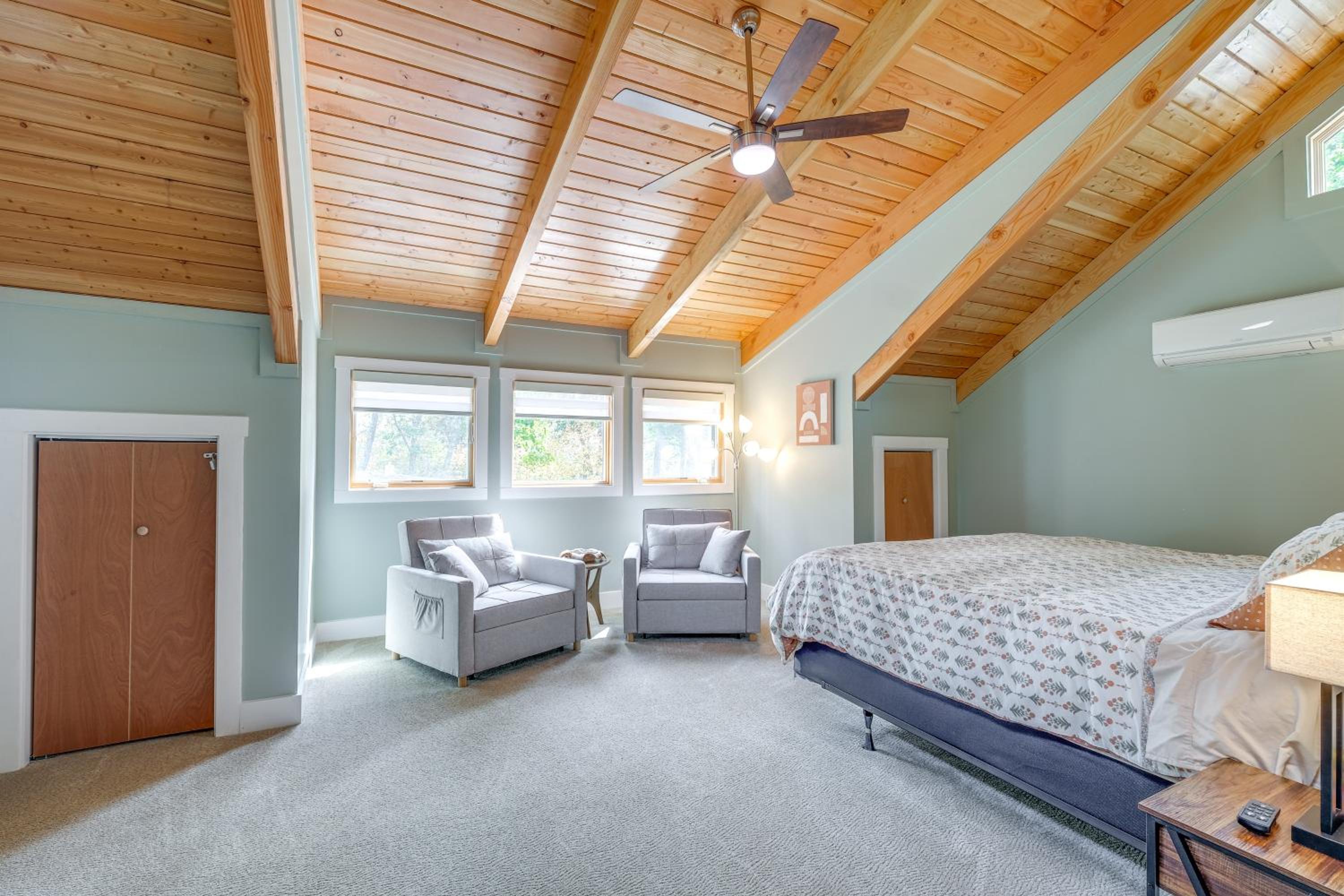 Mtn Views and Spacious Deck! Modern Caldwell Getaway