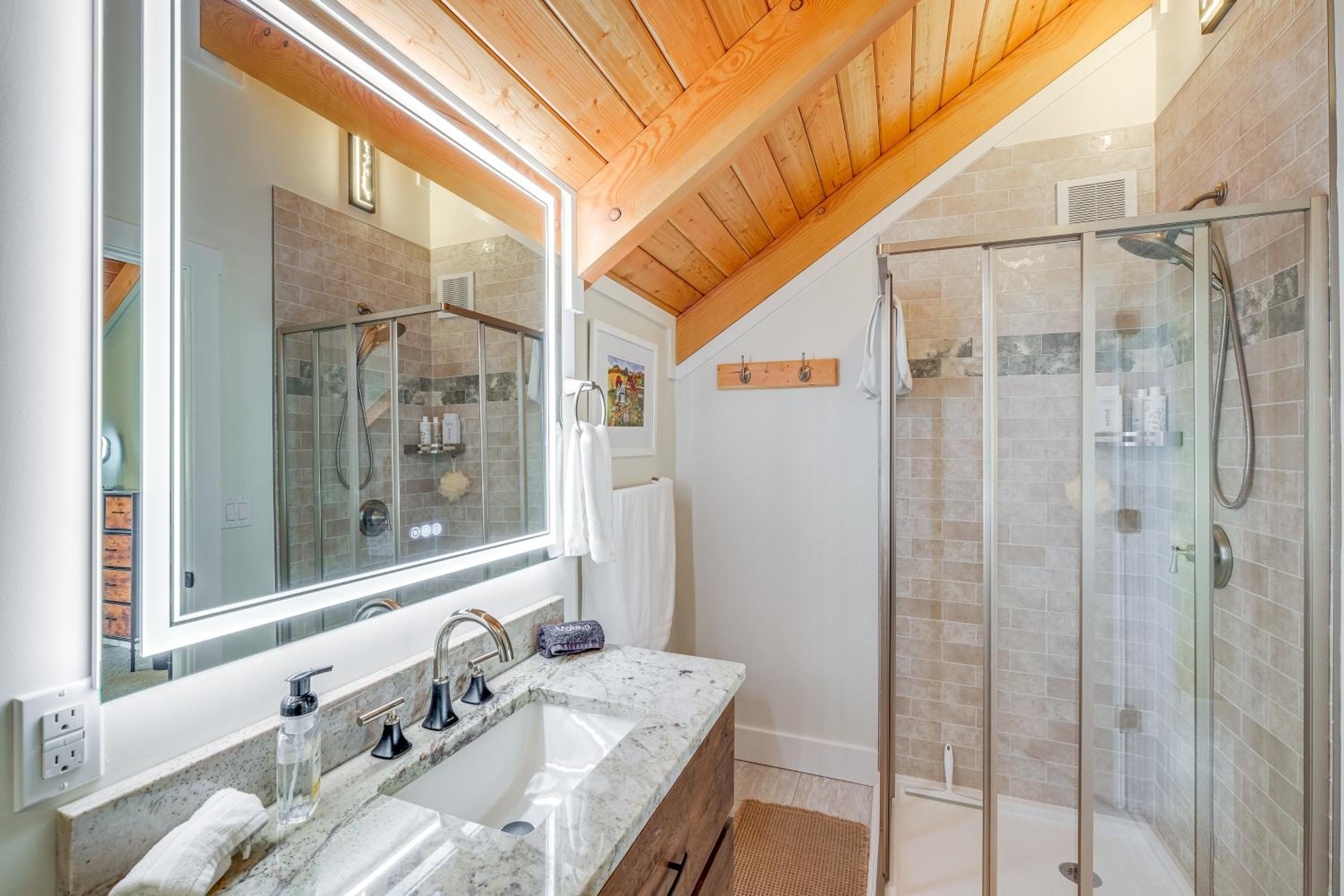 Mtn Views and Spacious Deck! Modern Caldwell Getaway