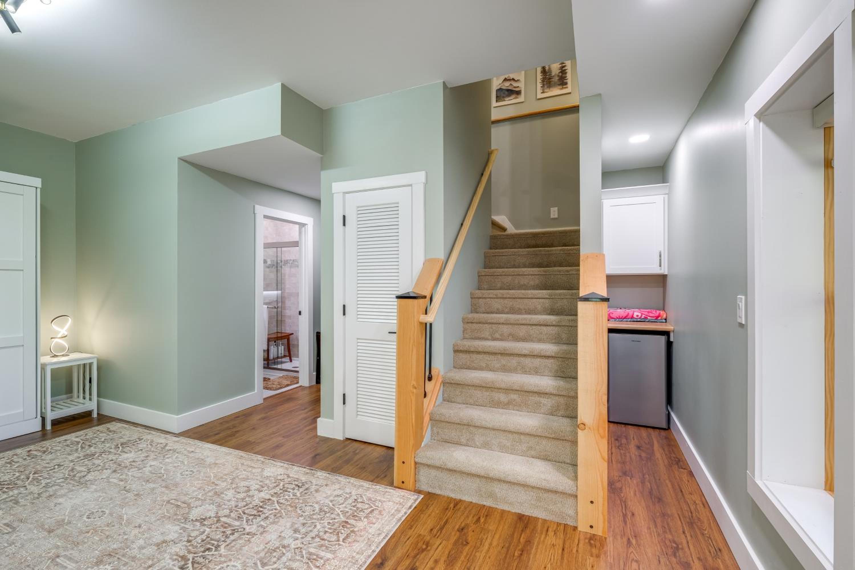 Mtn Views and Spacious Deck! Modern Caldwell Getaway