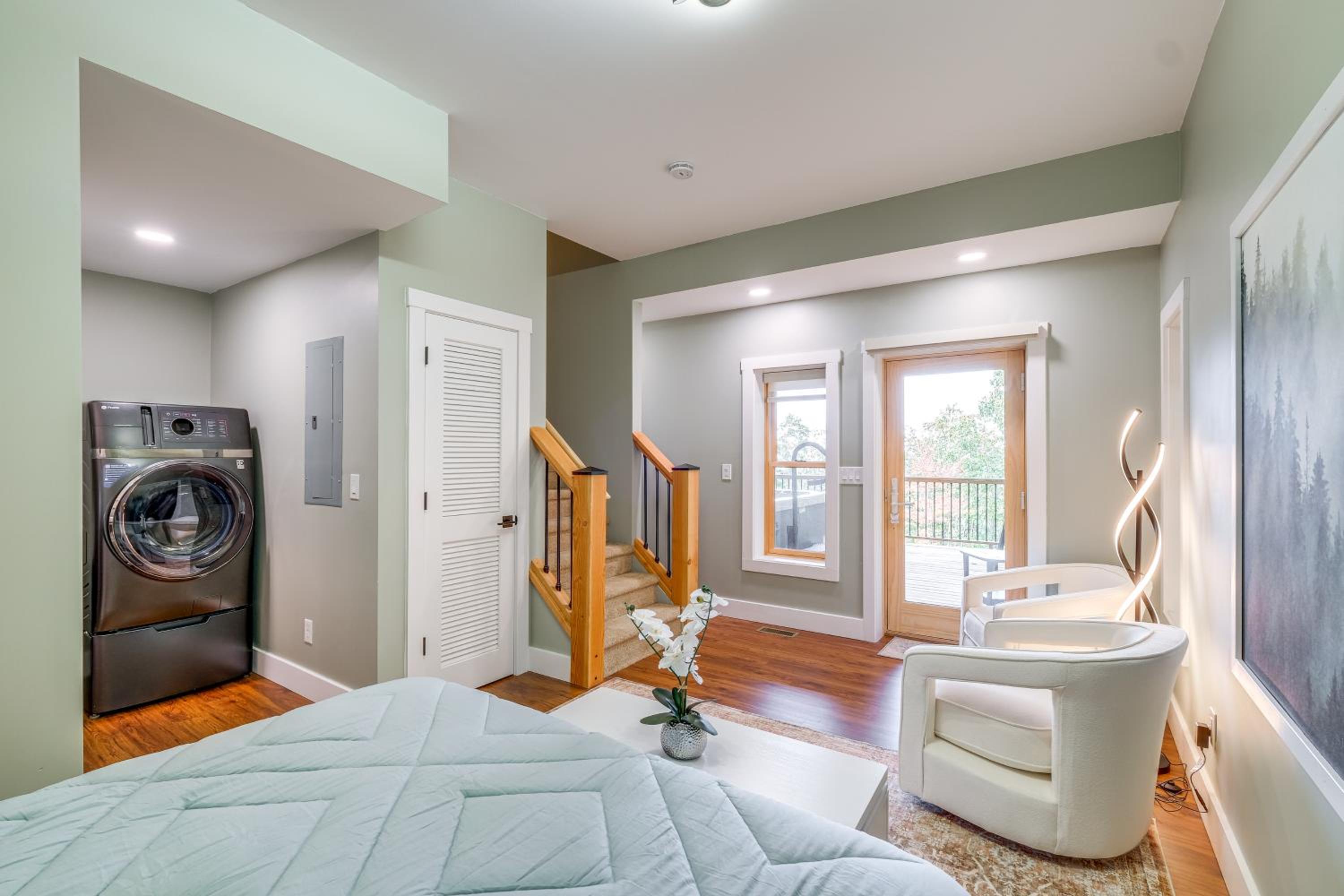 Mtn Views and Spacious Deck! Modern Caldwell Getaway