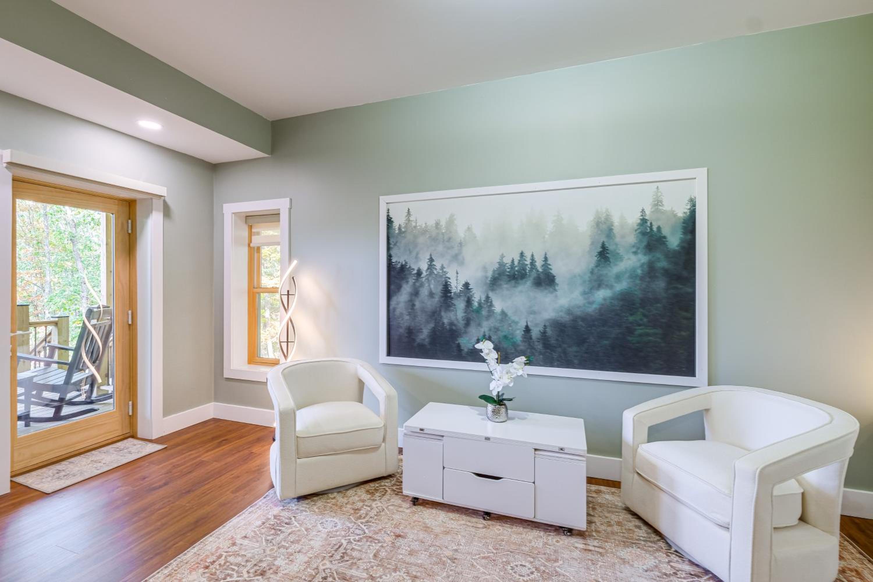 Mtn Views and Spacious Deck! Modern Caldwell Getaway