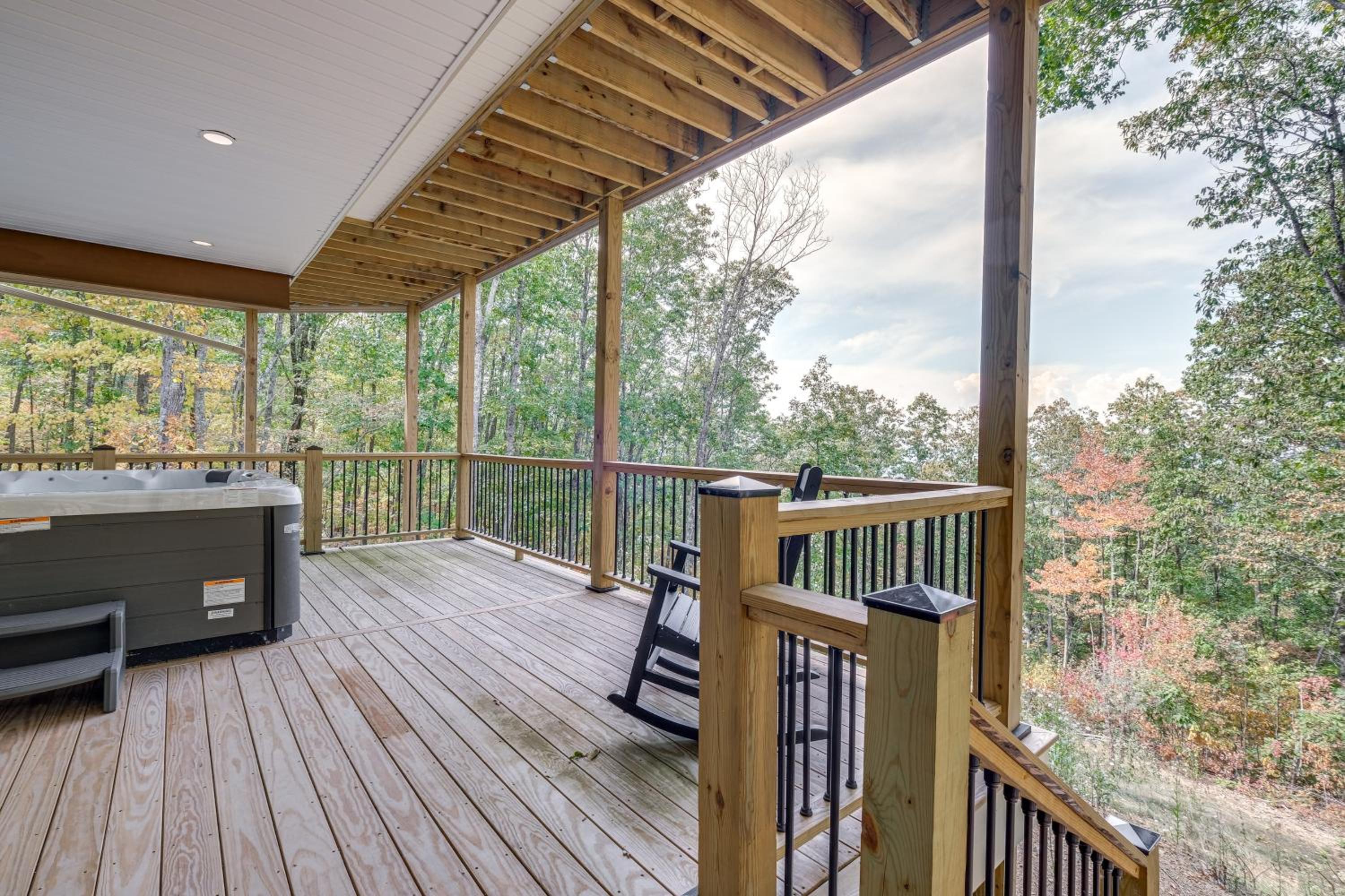 Mtn Views and Spacious Deck! Modern Caldwell Getaway