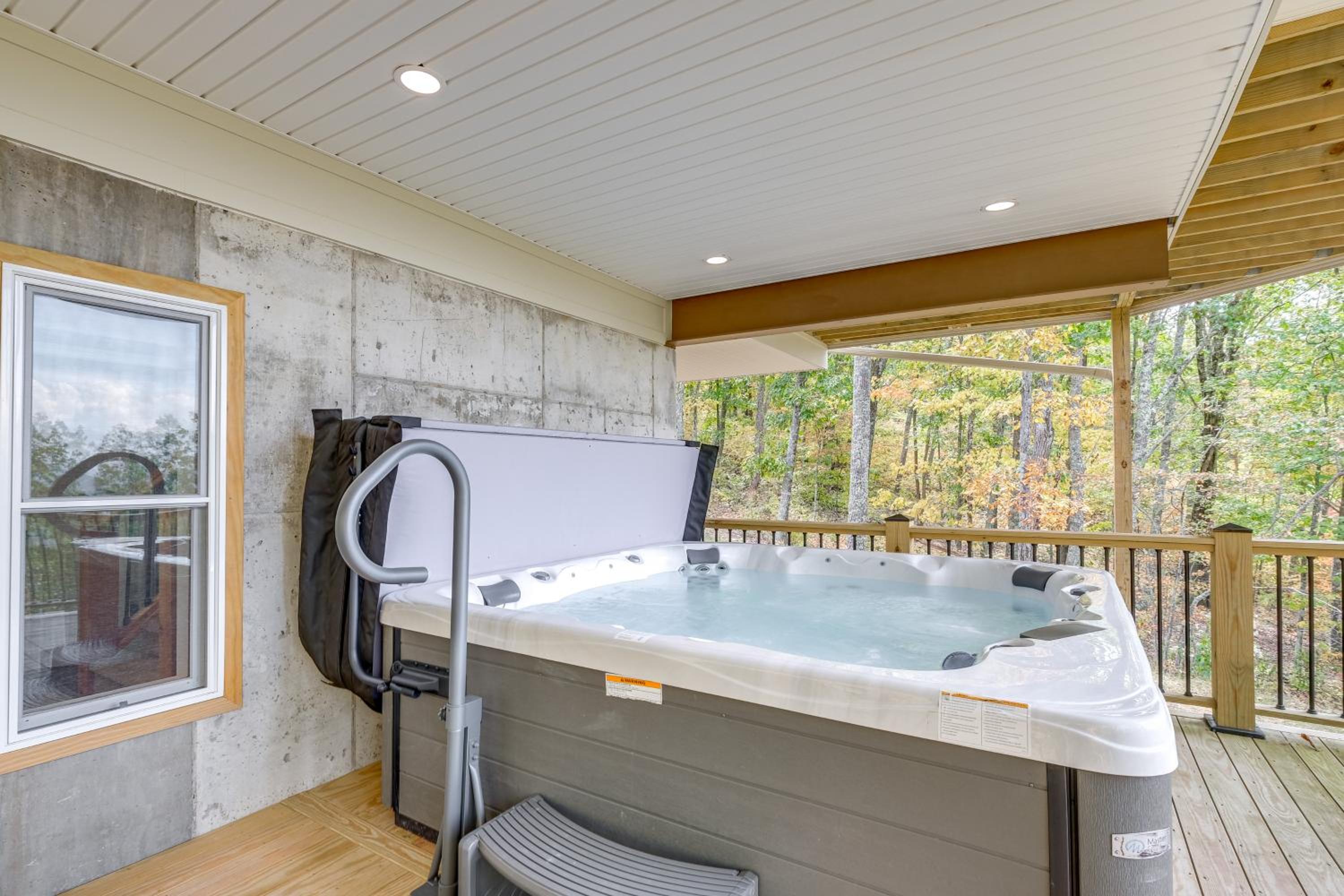 Mtn Views and Spacious Deck! Modern Caldwell Getaway